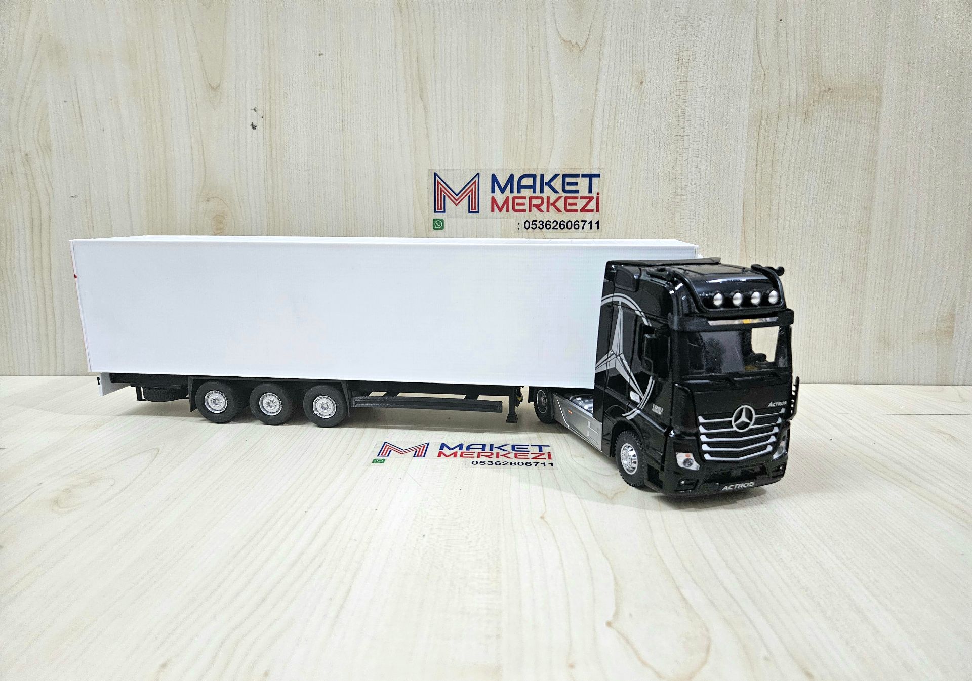 1/36 SİYAH MERCEDES ACTROS 1851 FRIGO DORSELİ TIR MAKETİ