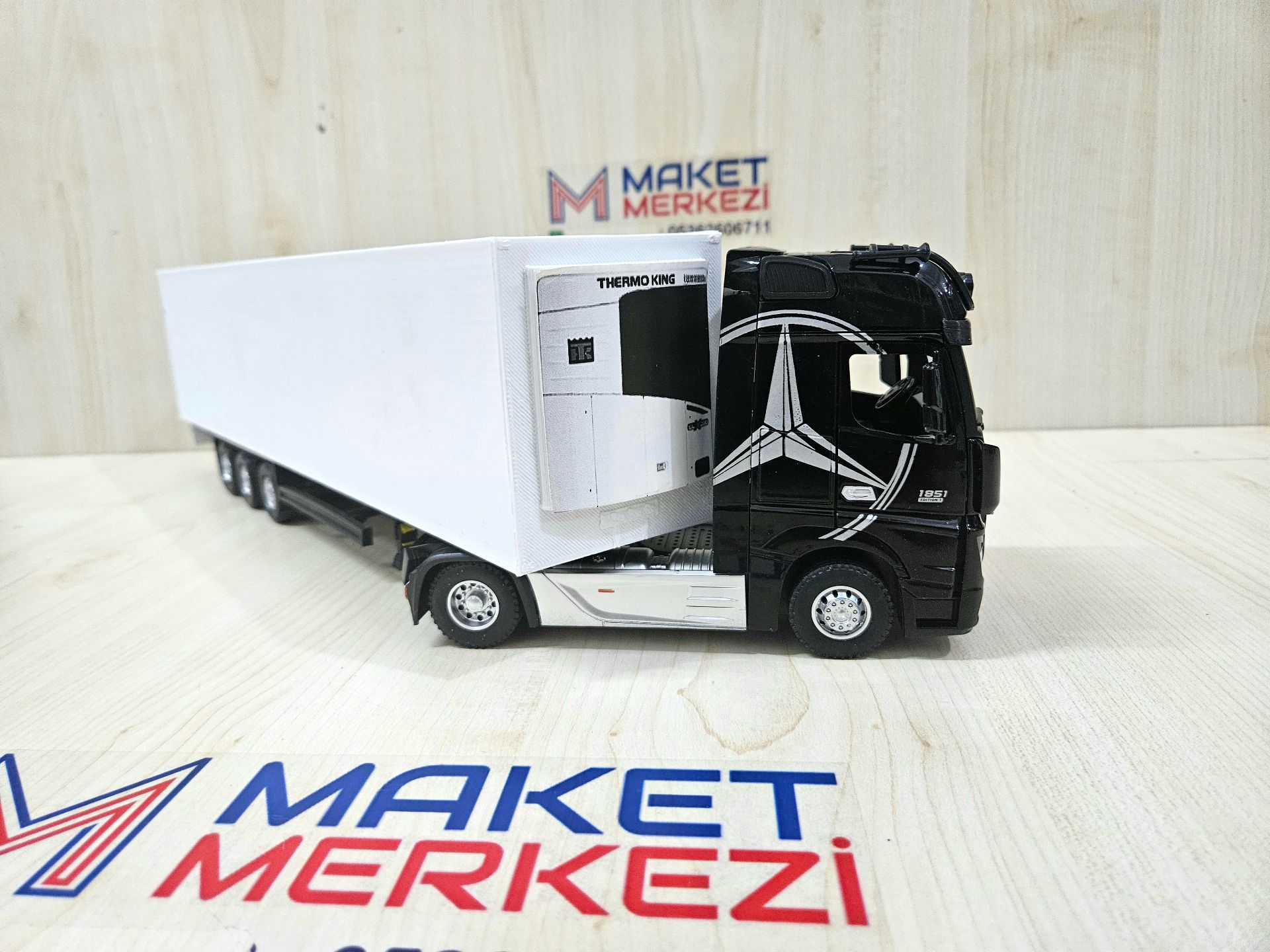 1/36 SİYAH MERCEDES ACTROS 1851 FRIGO DORSELİ TIR MAKETİ