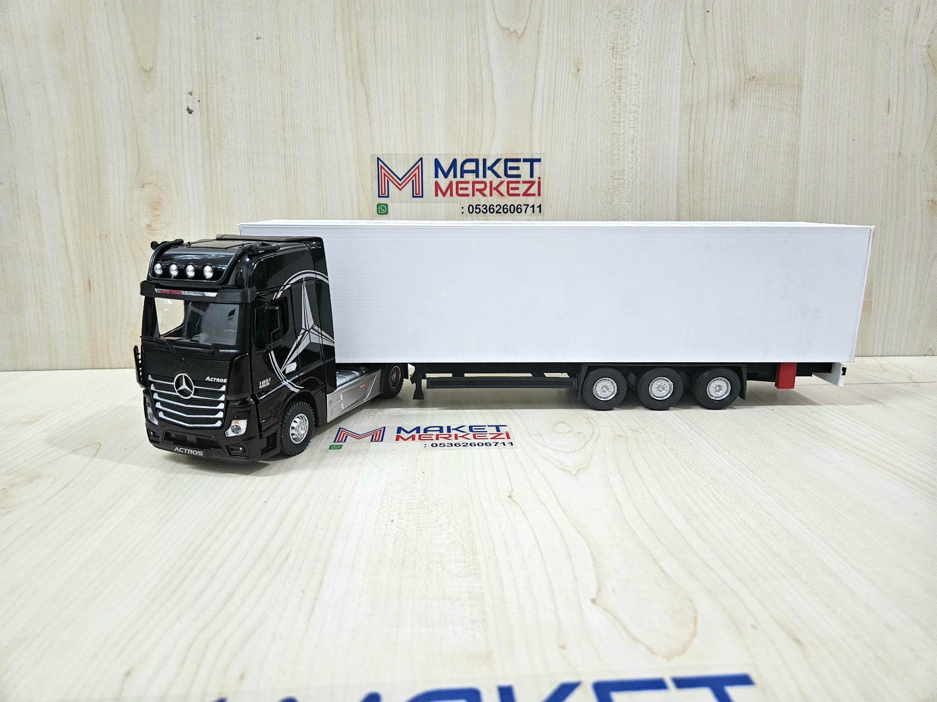 1/36 SİYAH MERCEDES ACTROS 1851 FRIGO DORSELİ TIR MAKETİ