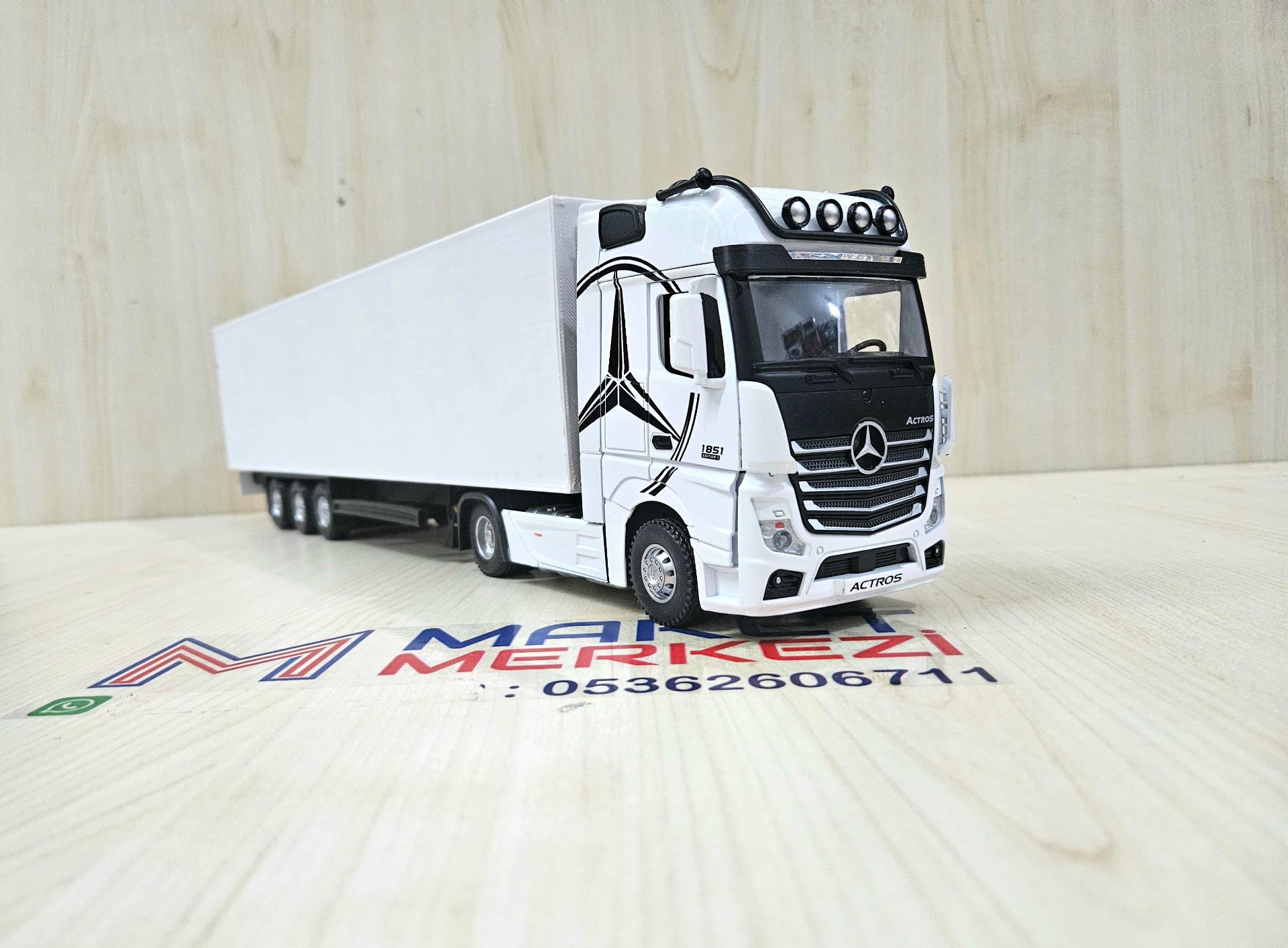 1/36 BEYAZ MERCEDES ACTROS 1851 FRIGO DORSELİ TIR MAKETİ