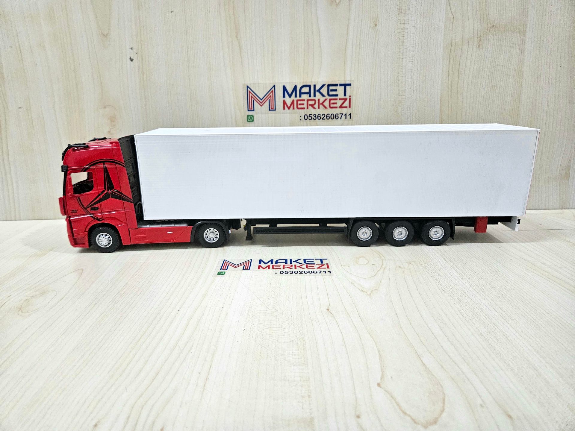 1/36 KIRMIZI MERCEDES ACTROS 1851 FRIGO DORSELİ TIR MAKETİ
