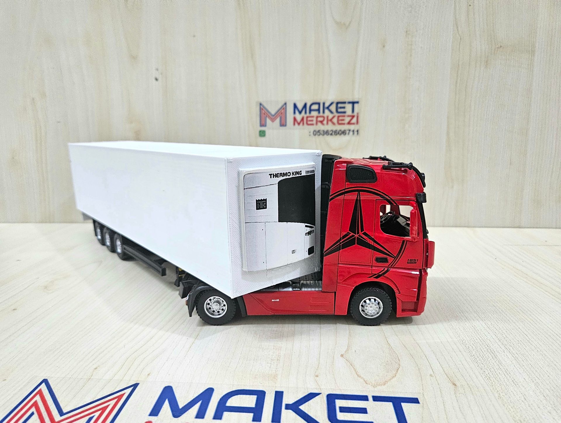 1/36 KIRMIZI MERCEDES ACTROS 1851 FRIGO DORSELİ TIR MAKETİ