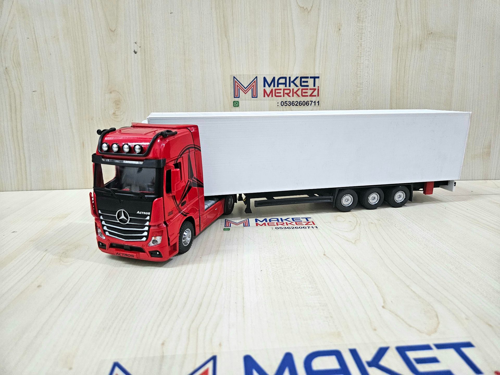 1/36 KIRMIZI MERCEDES ACTROS 1851 FRIGO DORSELİ TIR MAKETİ