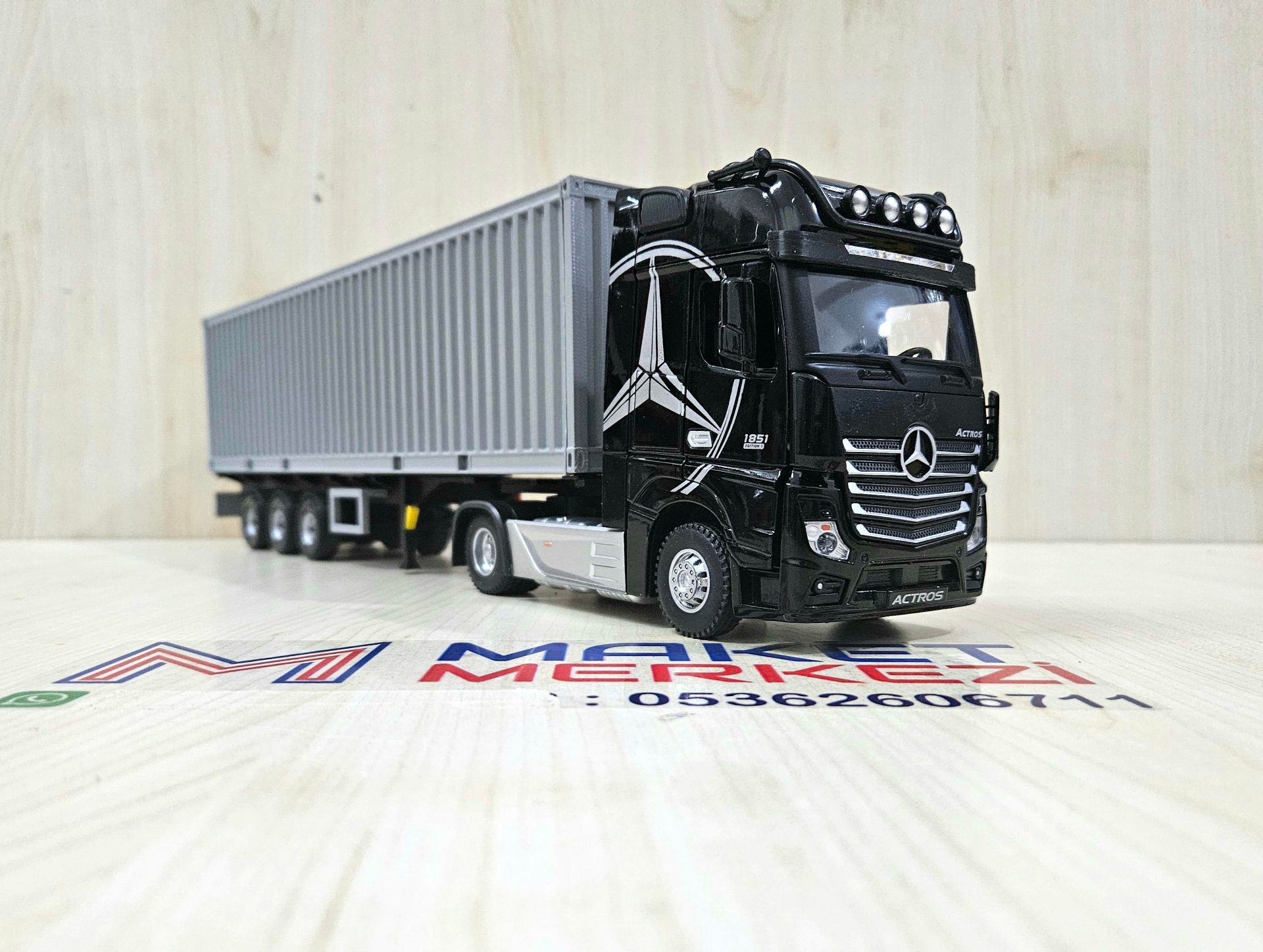 1/36 SİYAH MERCEDES ACTROS 1851 KONTEYNER DORSELİ TIR MAKETİ
