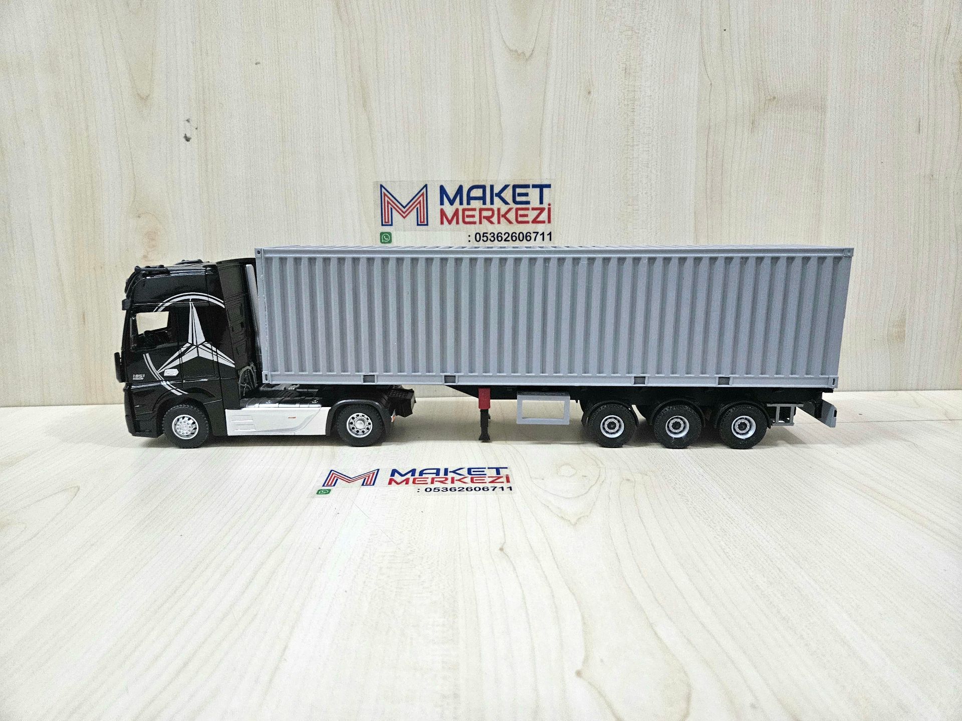 1/36 SİYAH MERCEDES ACTROS 1851 KONTEYNER DORSELİ TIR MAKETİ