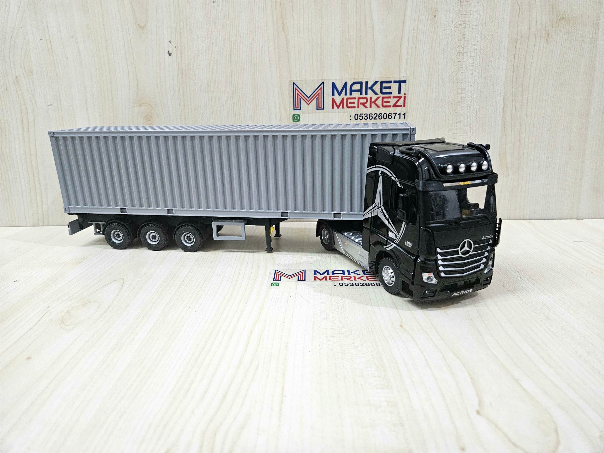 1/36 SİYAH MERCEDES ACTROS 1851 KONTEYNER DORSELİ TIR MAKETİ