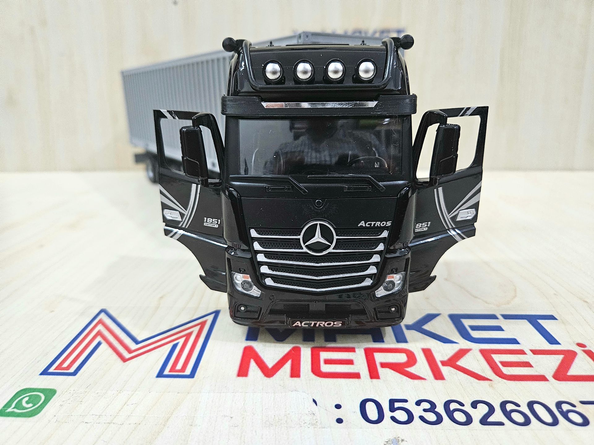 1/36 SİYAH MERCEDES ACTROS 1851 KONTEYNER DORSELİ TIR MAKETİ