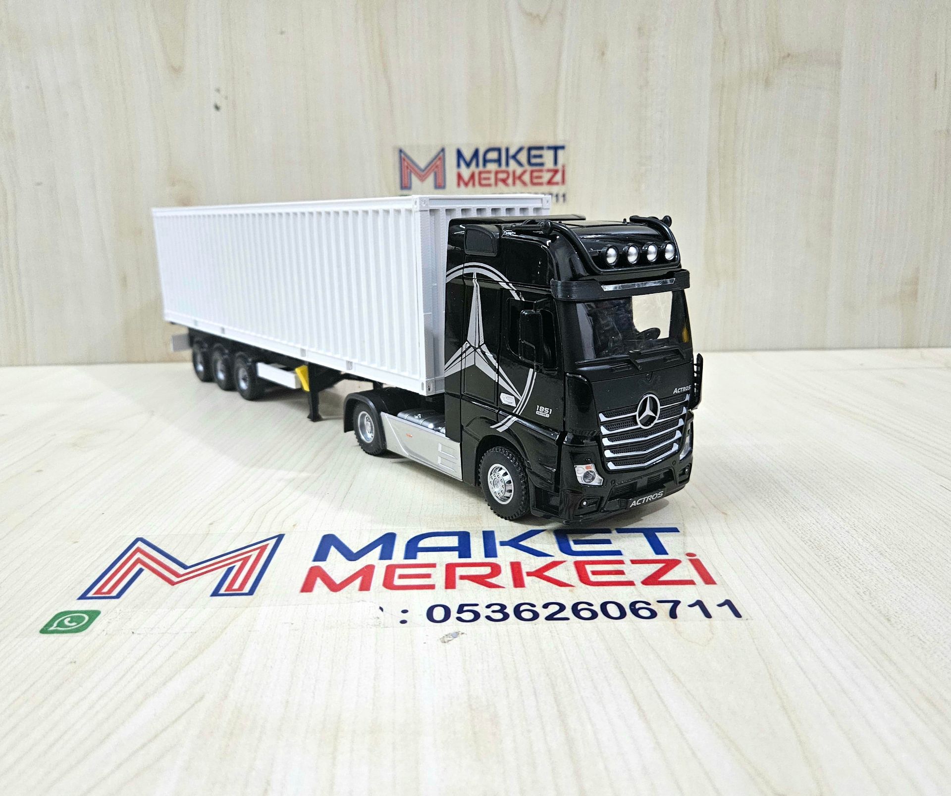1/36 SİYAH MERCEDES ACTROS 1851 KONTEYNER DORSELİ TIR MAKETİ