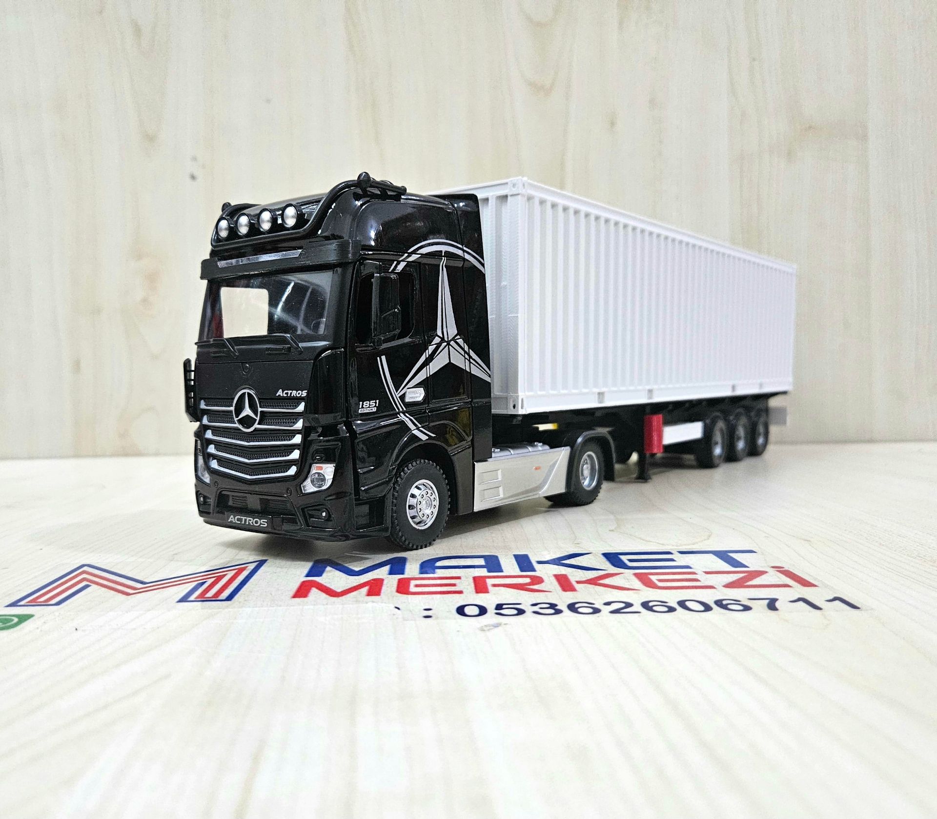1/36 SİYAH MERCEDES ACTROS 1851 KONTEYNER DORSELİ TIR MAKETİ
