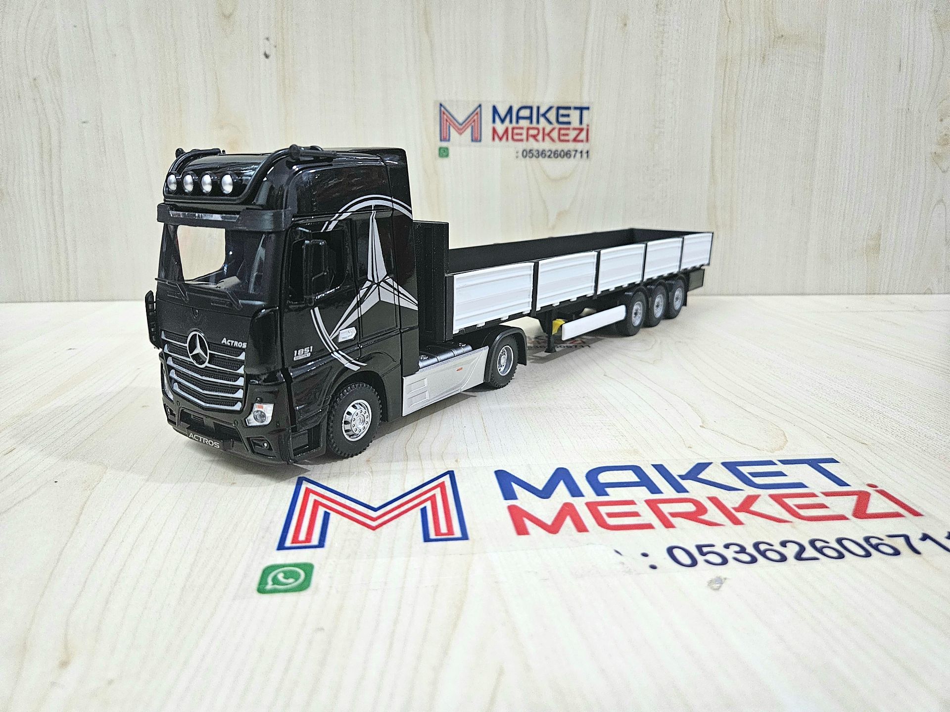 1/36 SİYAH MERCEDES ACTROS 1851 SAL DORSELİ TIR MAKETİ