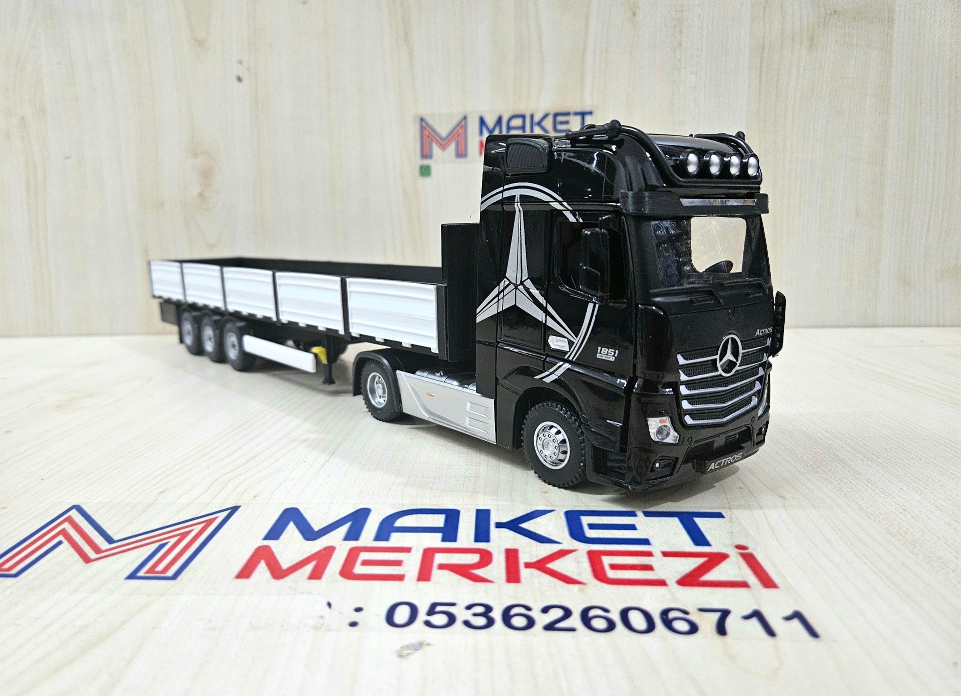 1/36 SİYAH MERCEDES ACTROS 1851 SAL DORSELİ TIR MAKETİ
