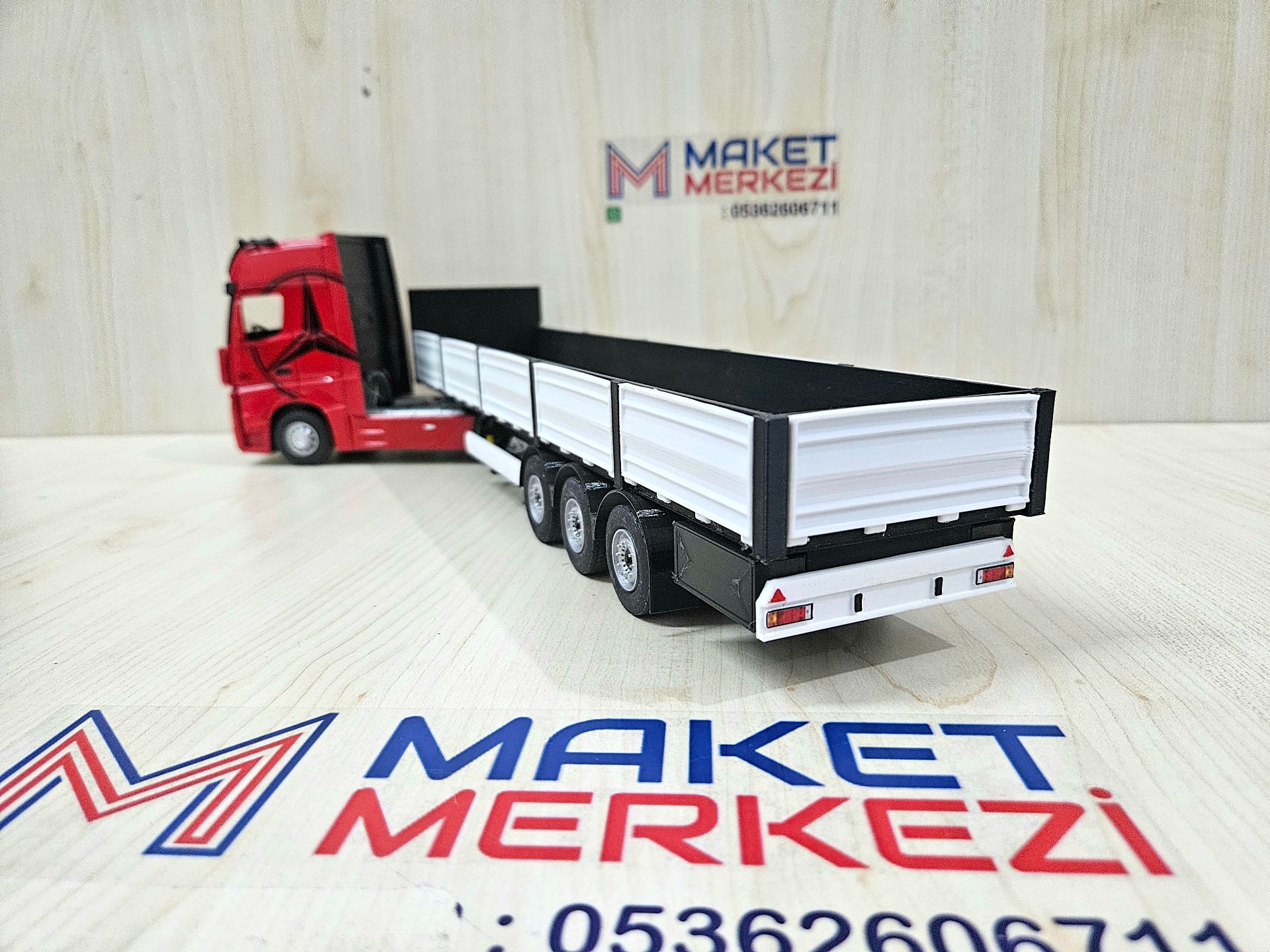 1/36 KIRMIZI MERCEDES ACTROS 1851 SAL DORSELİ TIR MAKETİ