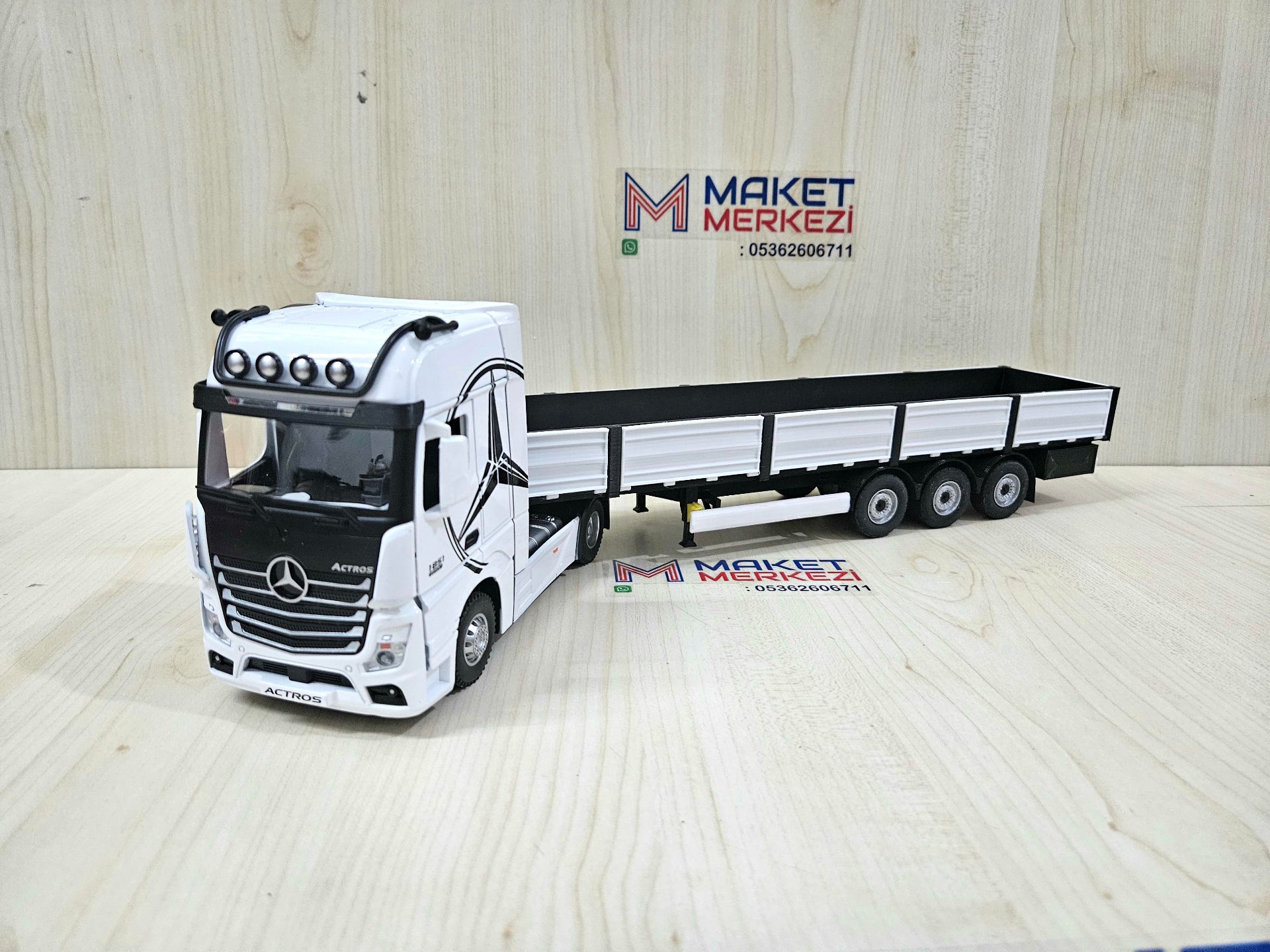 1/36 BEYAZ MERCEDES ACTROS 1851 SAL DORSELİ TIR MAKETİ