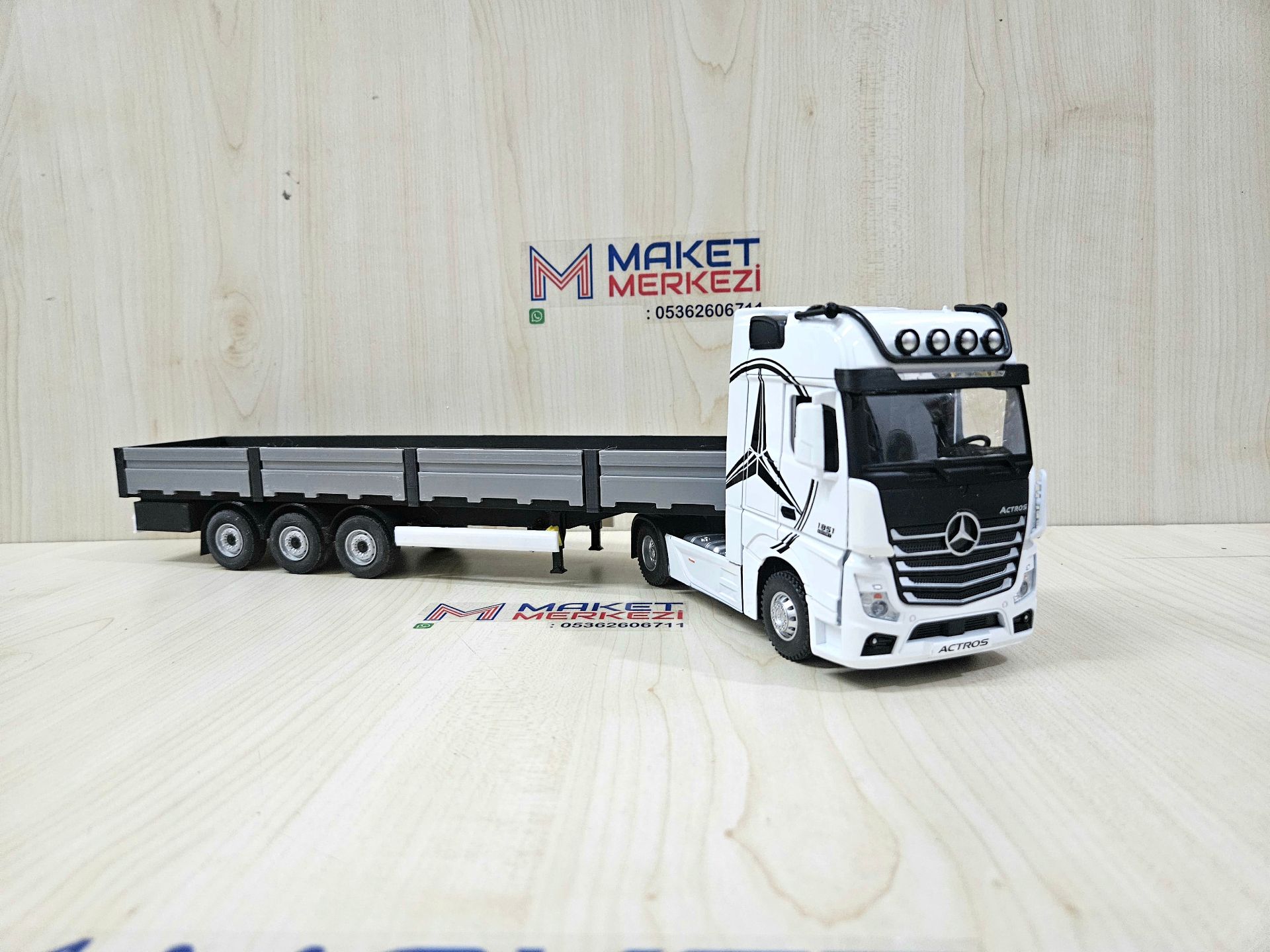1/36 BEYAZ MERCEDES ACTROS 1851 SAL DORSELİ TIR MAKETİ