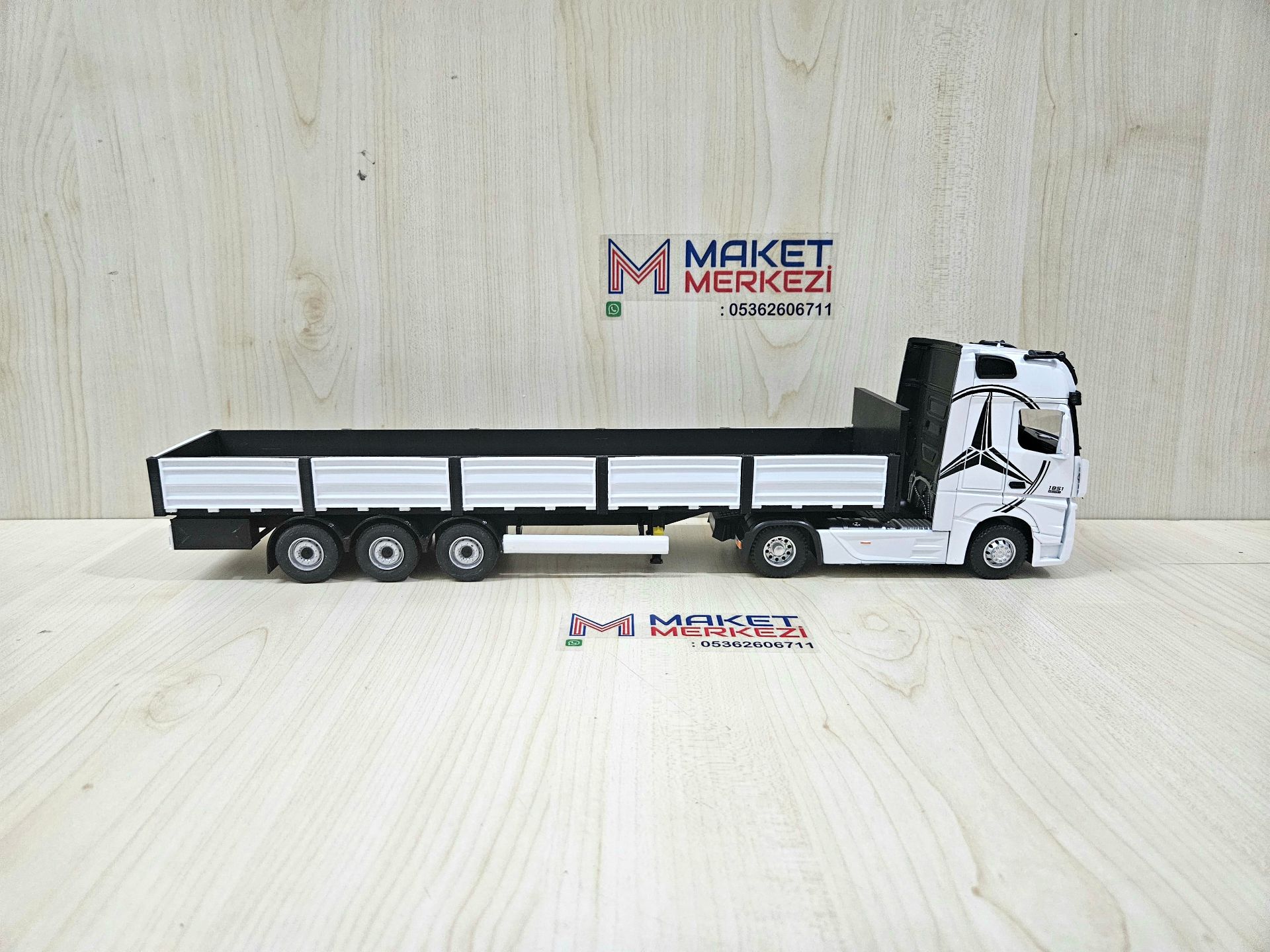 1/36 BEYAZ MERCEDES ACTROS 1851 SAL DORSELİ TIR MAKETİ