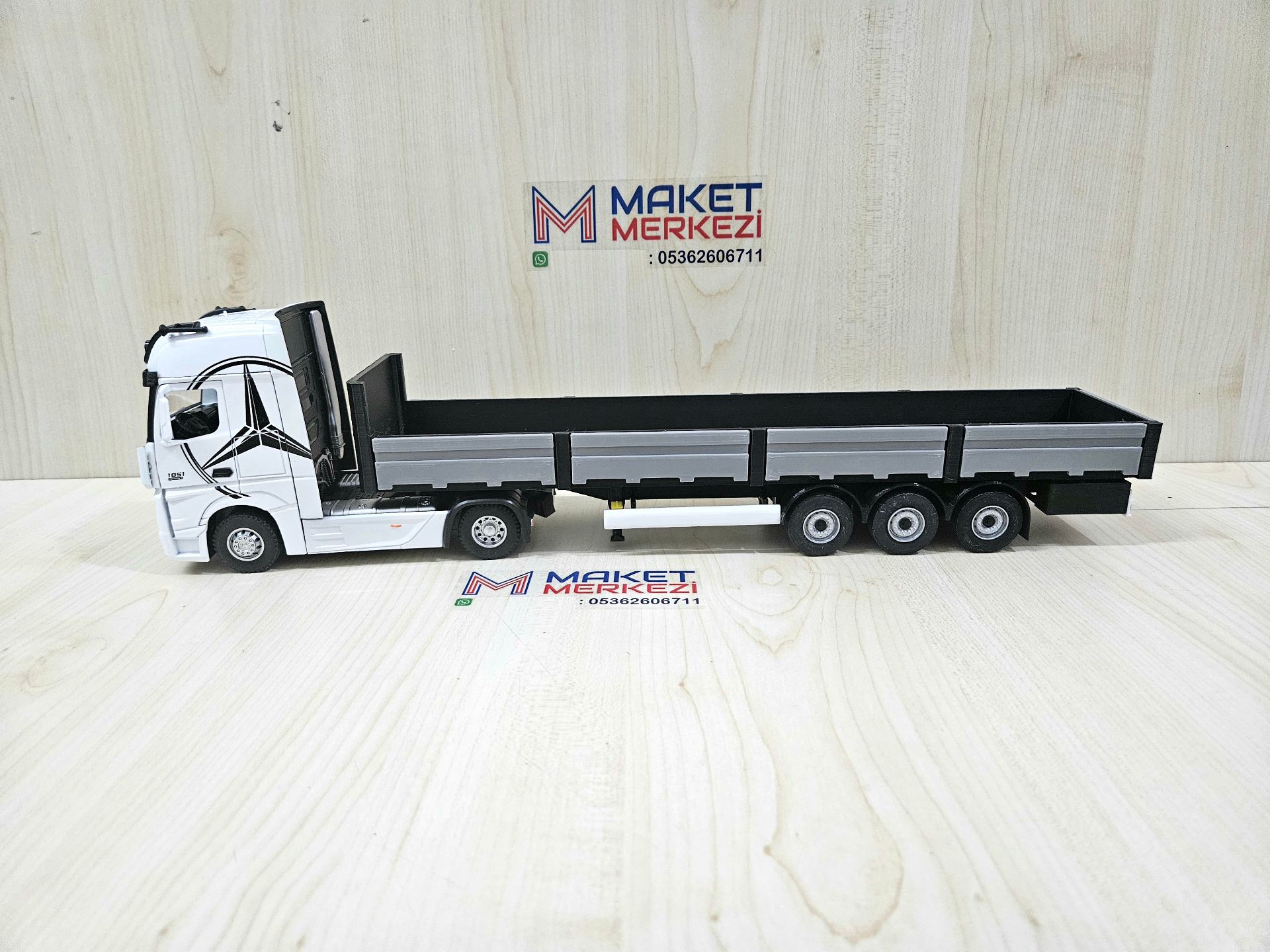 1/36 BEYAZ MERCEDES ACTROS 1851 SAL DORSELİ TIR MAKETİ