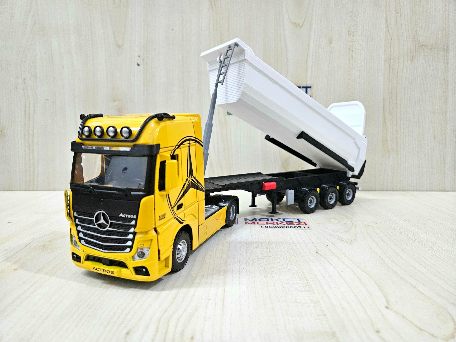 1/36 SARI MERCEDES ACTROS 1851 BEYAZ DAMPER DORSELİ TIR MAKETİ