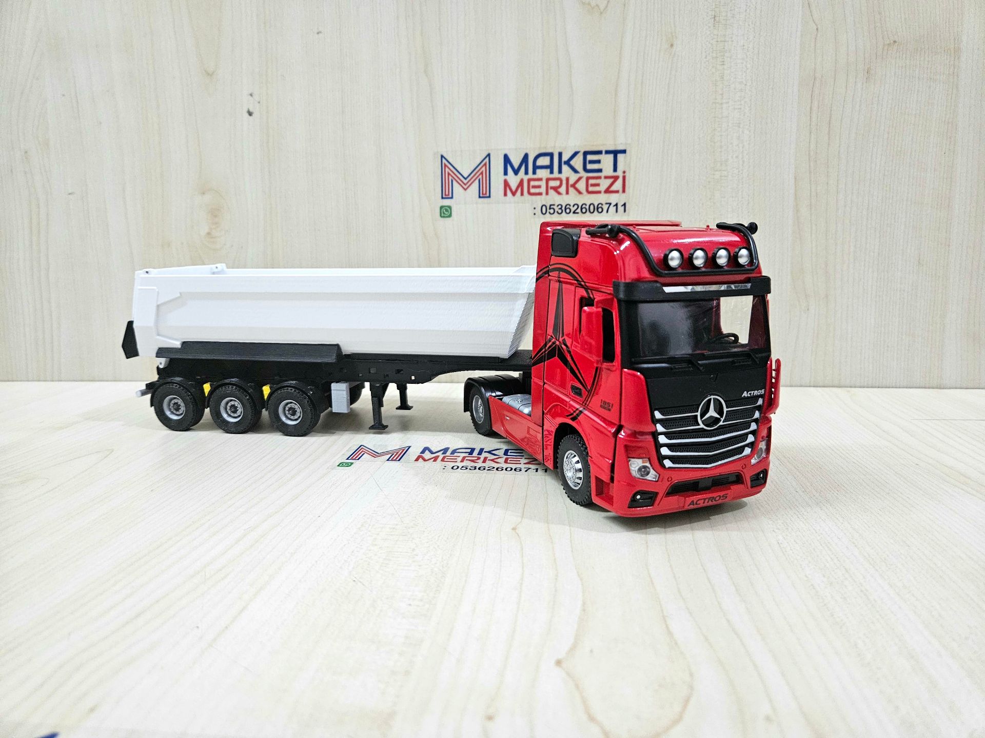 1/36 KIRMIZI MERCEDES ACTROS 1851 BEYAZ DAMPER DORSELİ TIR MAKETİ