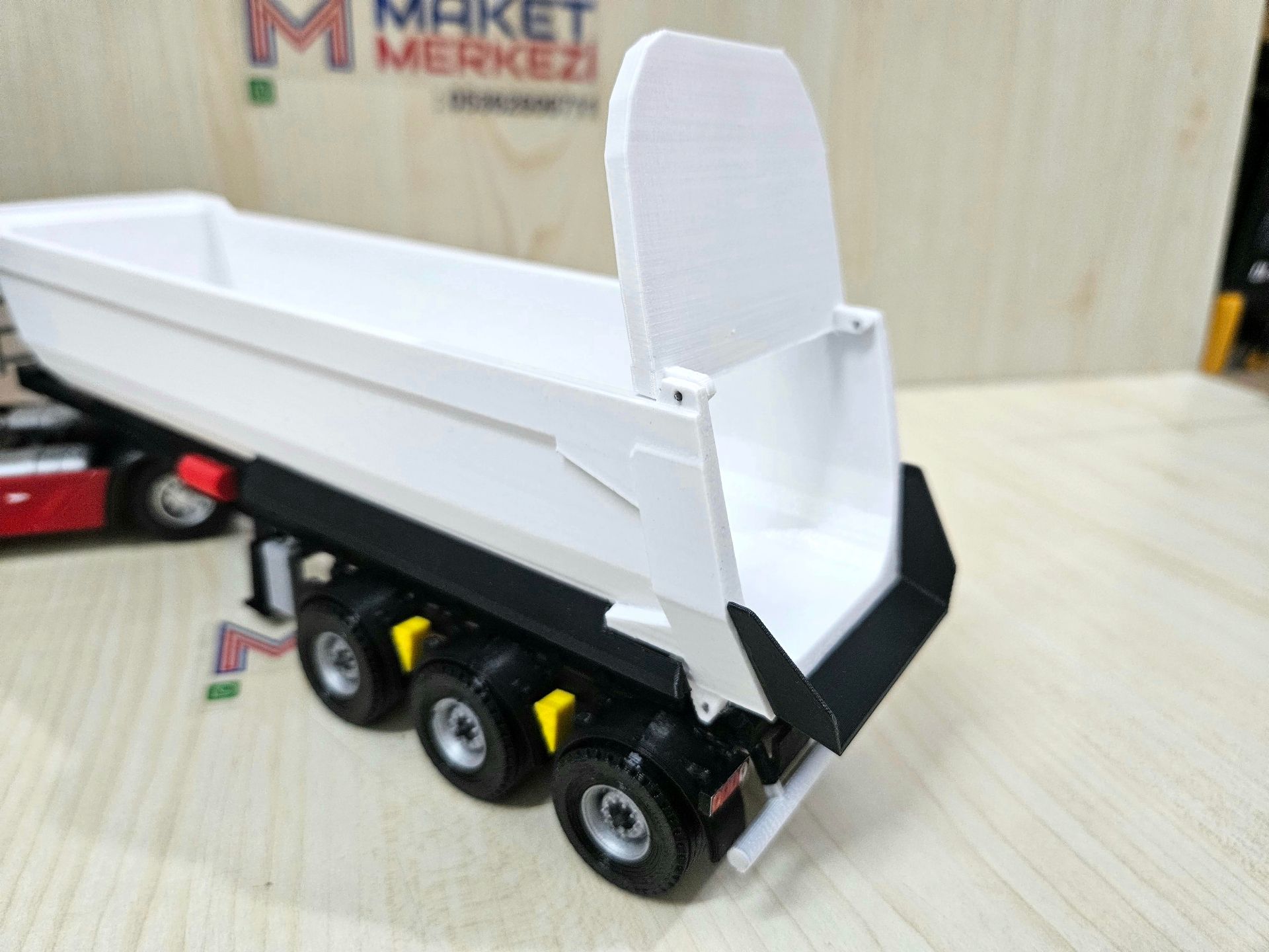 1/36 KIRMIZI MERCEDES ACTROS 1851 BEYAZ DAMPER DORSELİ TIR MAKETİ