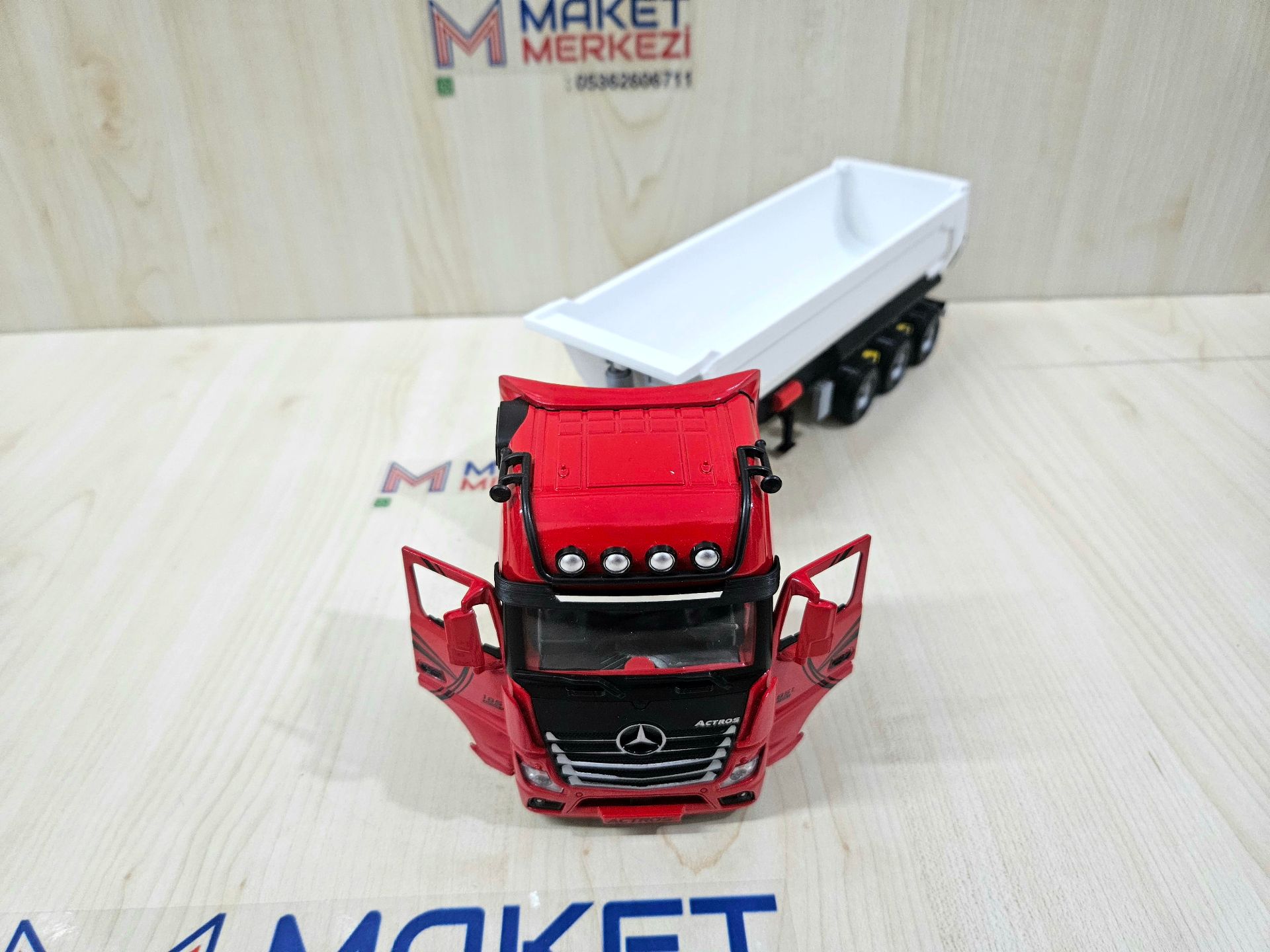 1/36 KIRMIZI MERCEDES ACTROS 1851 BEYAZ DAMPER DORSELİ TIR MAKETİ