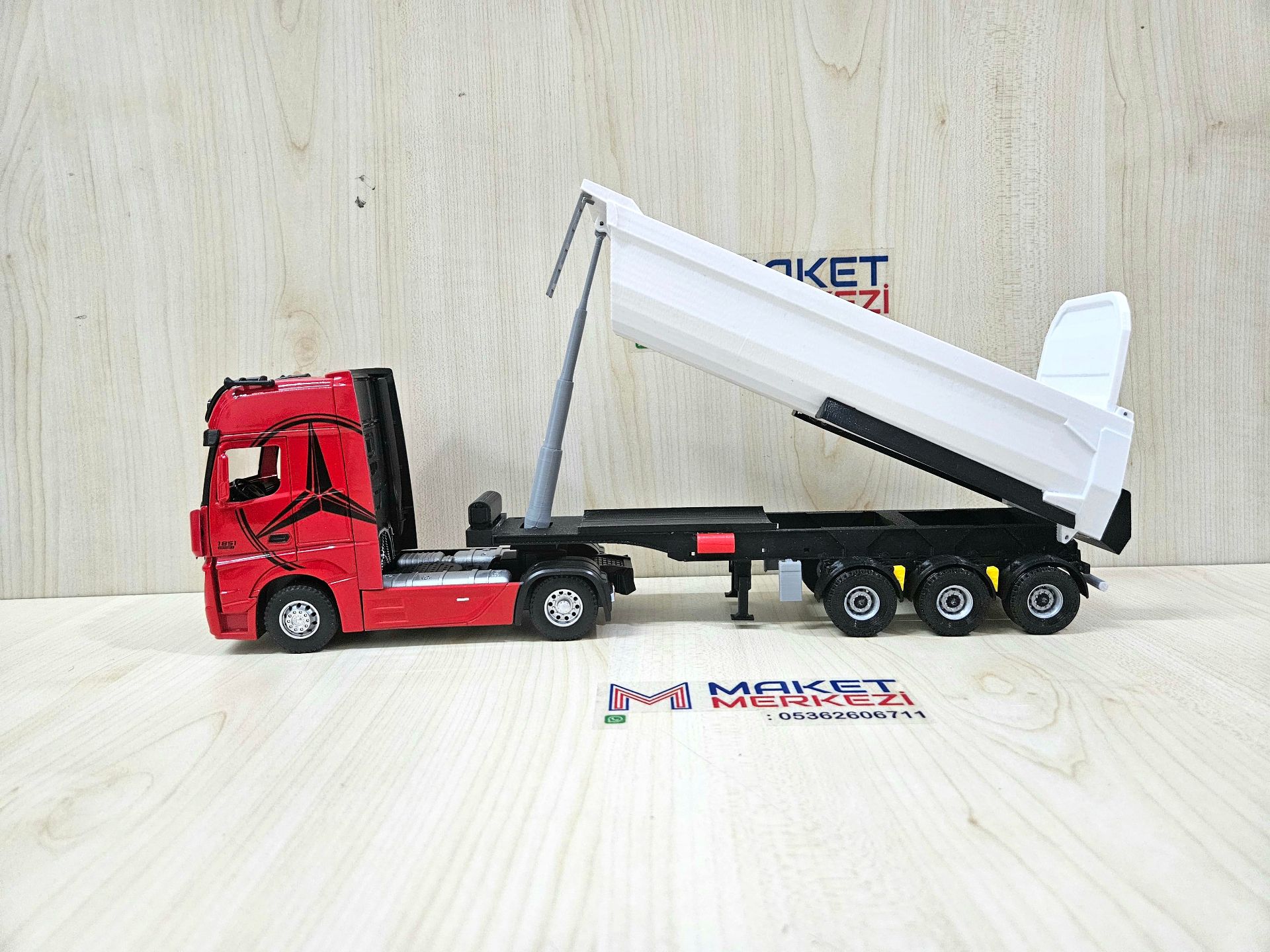 1/36 KIRMIZI MERCEDES ACTROS 1851 BEYAZ DAMPER DORSELİ TIR MAKETİ