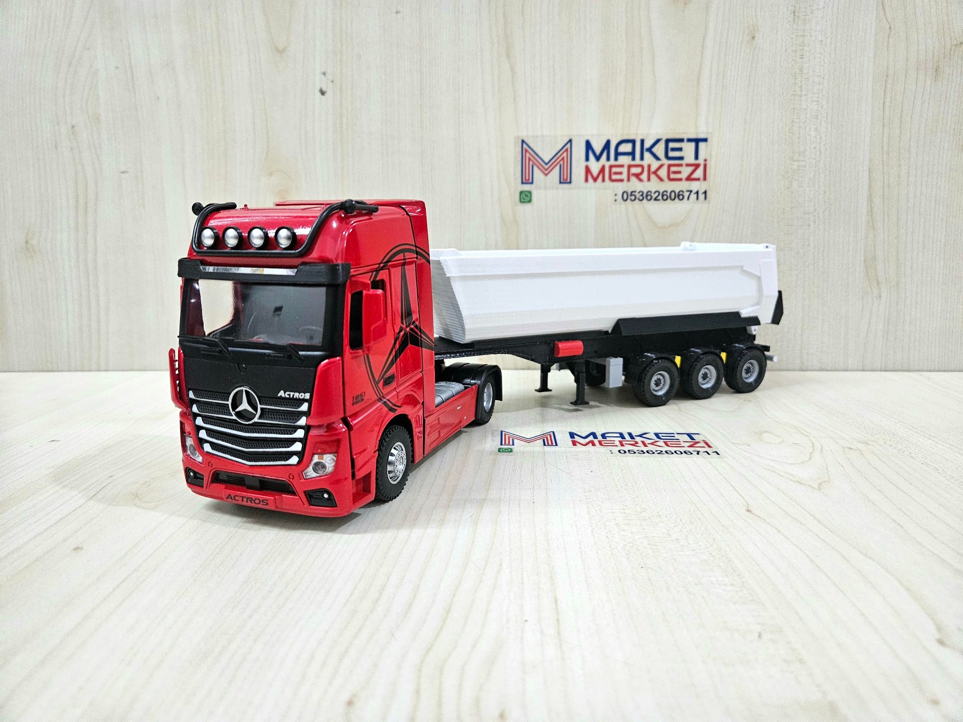 1/36 KIRMIZI MERCEDES ACTROS 1851 BEYAZ DAMPER DORSELİ TIR MAKETİ
