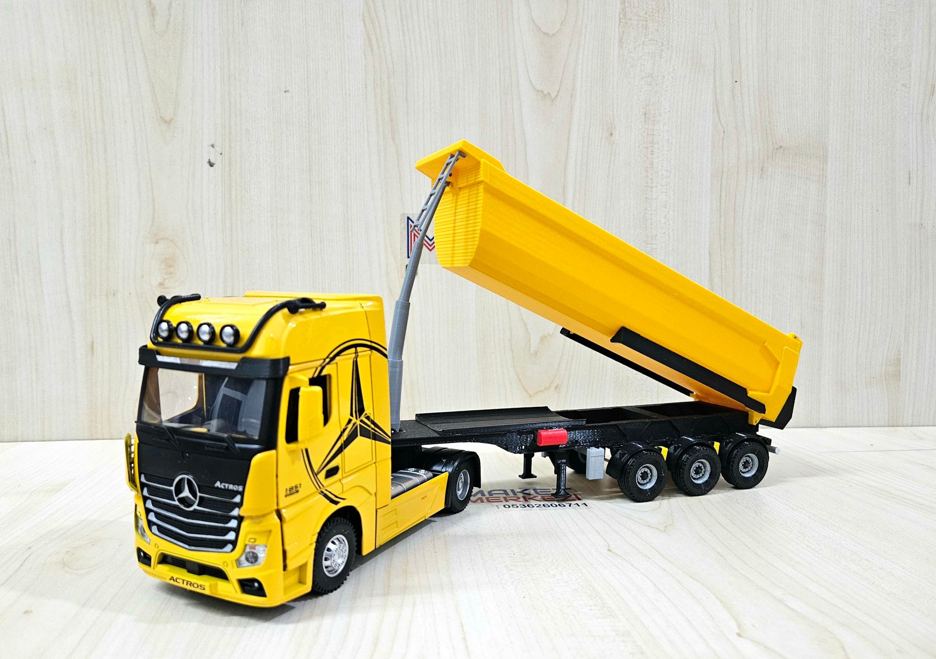 1/36 SARI MERCEDES ACTROS 1851 SARI DAMPER DORSELİ TIR MAKETİ