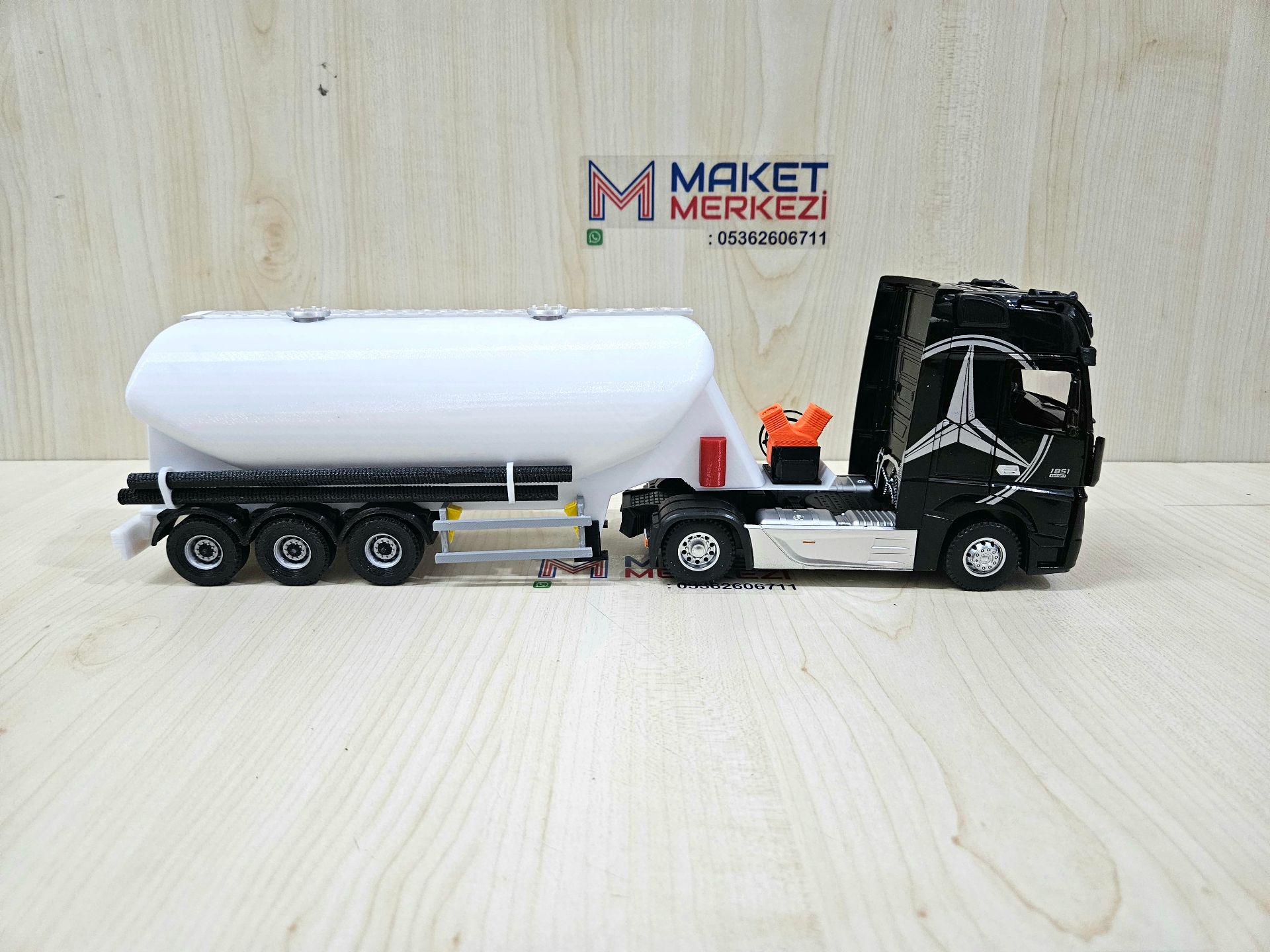 1/36 SİYAH MERCEDES ACTROS 1851 W TİPİ DÜZ SİLOBAS TIR MAKETİ