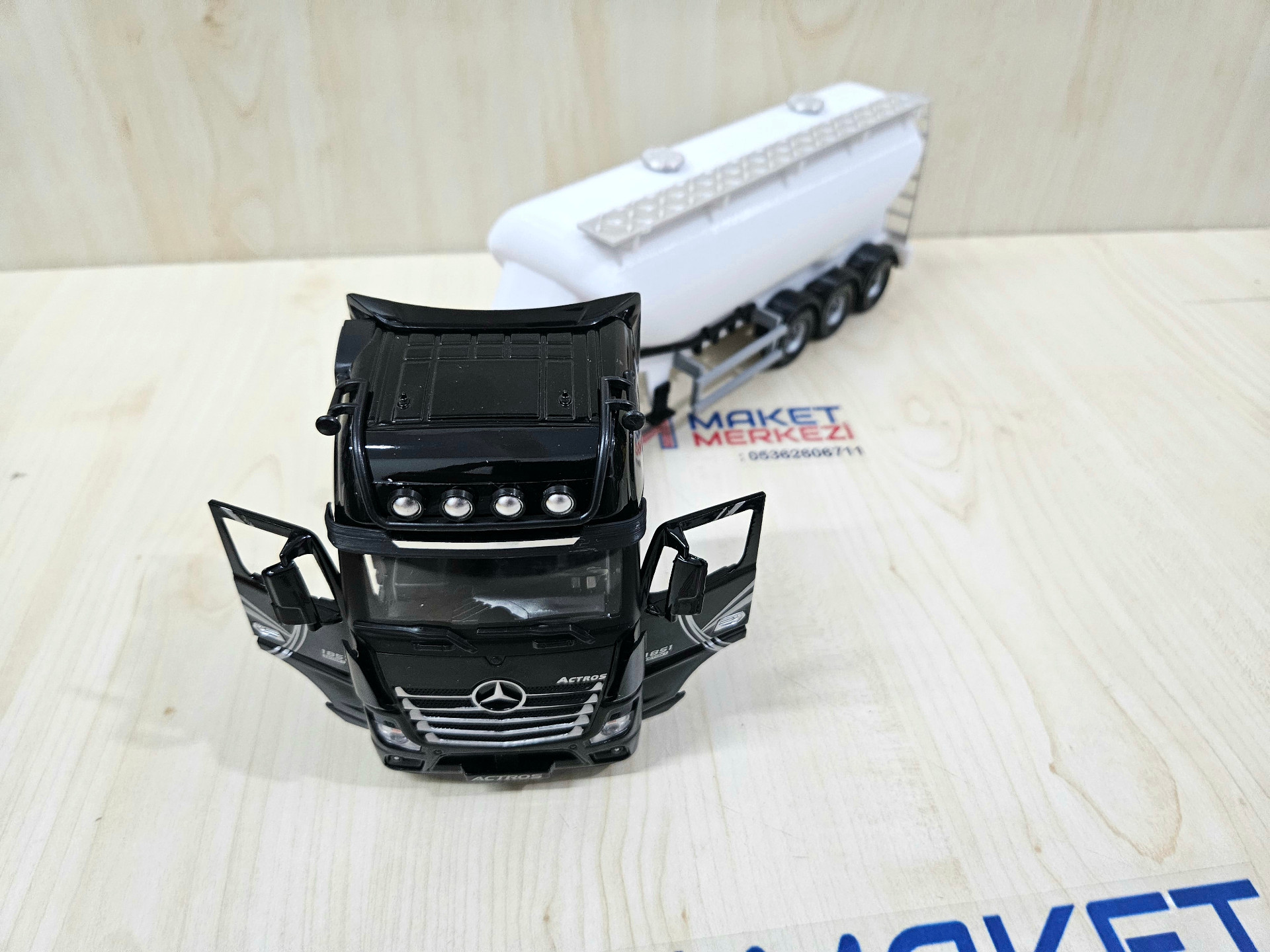 1/36 SİYAH MERCEDES ACTROS 1851 W TİPİ DÜZ SİLOBAS TIR MAKETİ