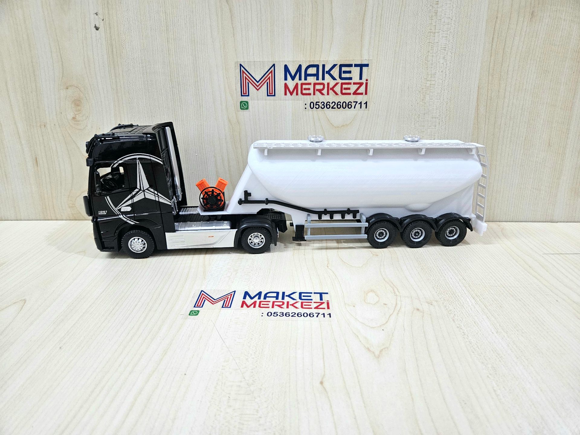1/36 SİYAH MERCEDES ACTROS 1851 W TİPİ DÜZ SİLOBAS TIR MAKETİ