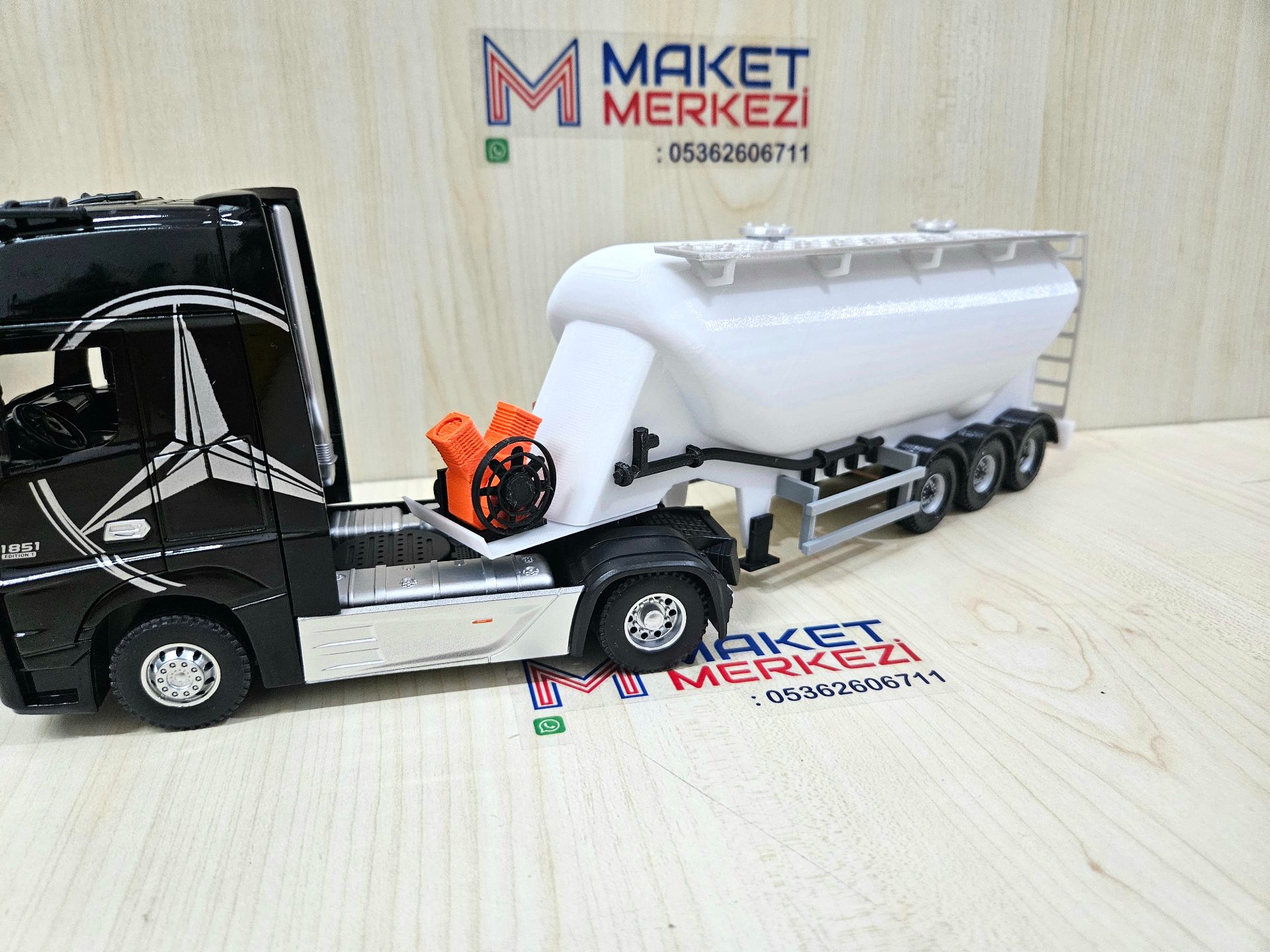 1/36 SİYAH MERCEDES ACTROS 1851 W TİPİ DÜZ SİLOBAS TIR MAKETİ