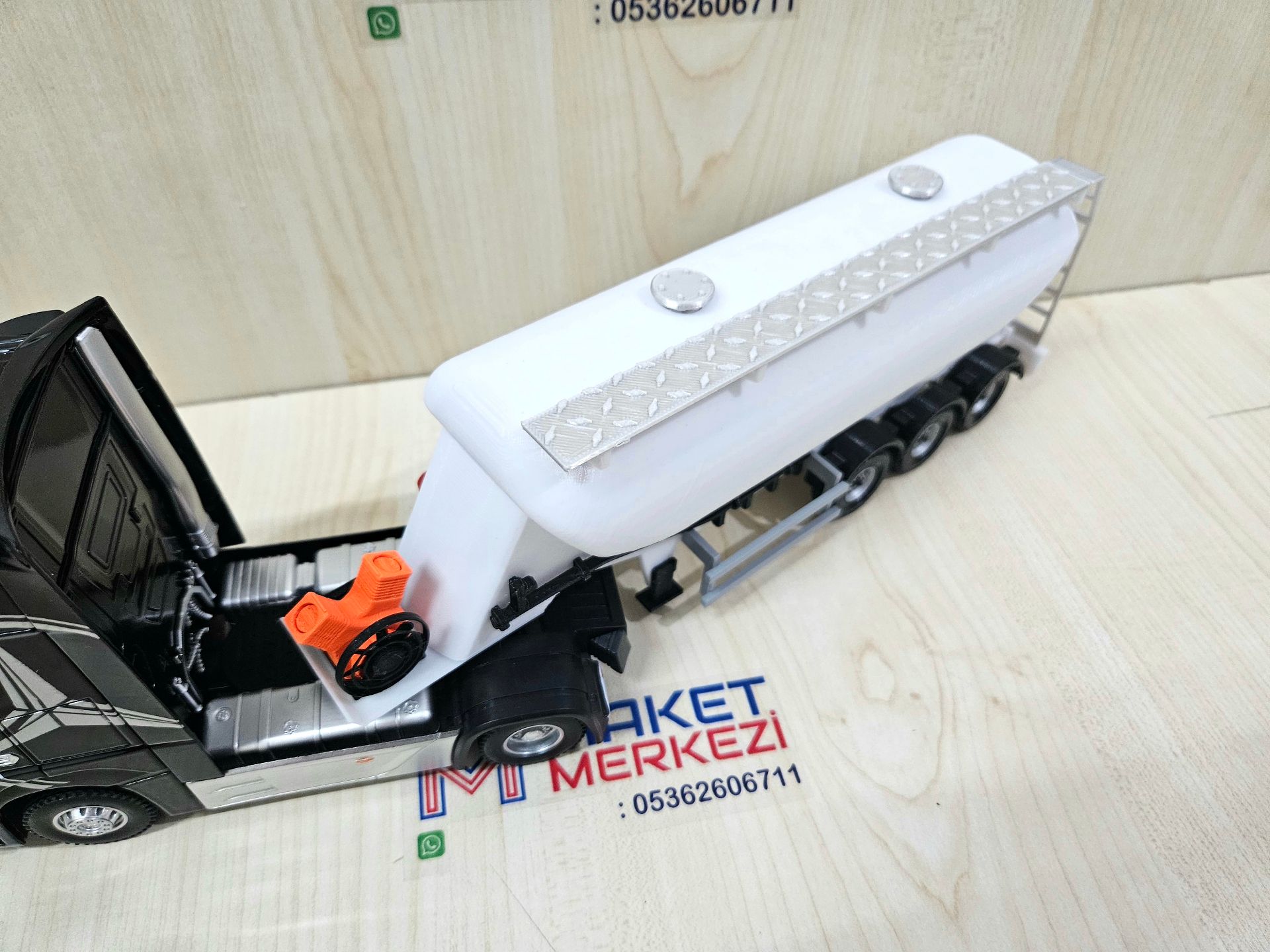 1/36 SİYAH MERCEDES ACTROS 1851 W TİPİ DÜZ SİLOBAS TIR MAKETİ