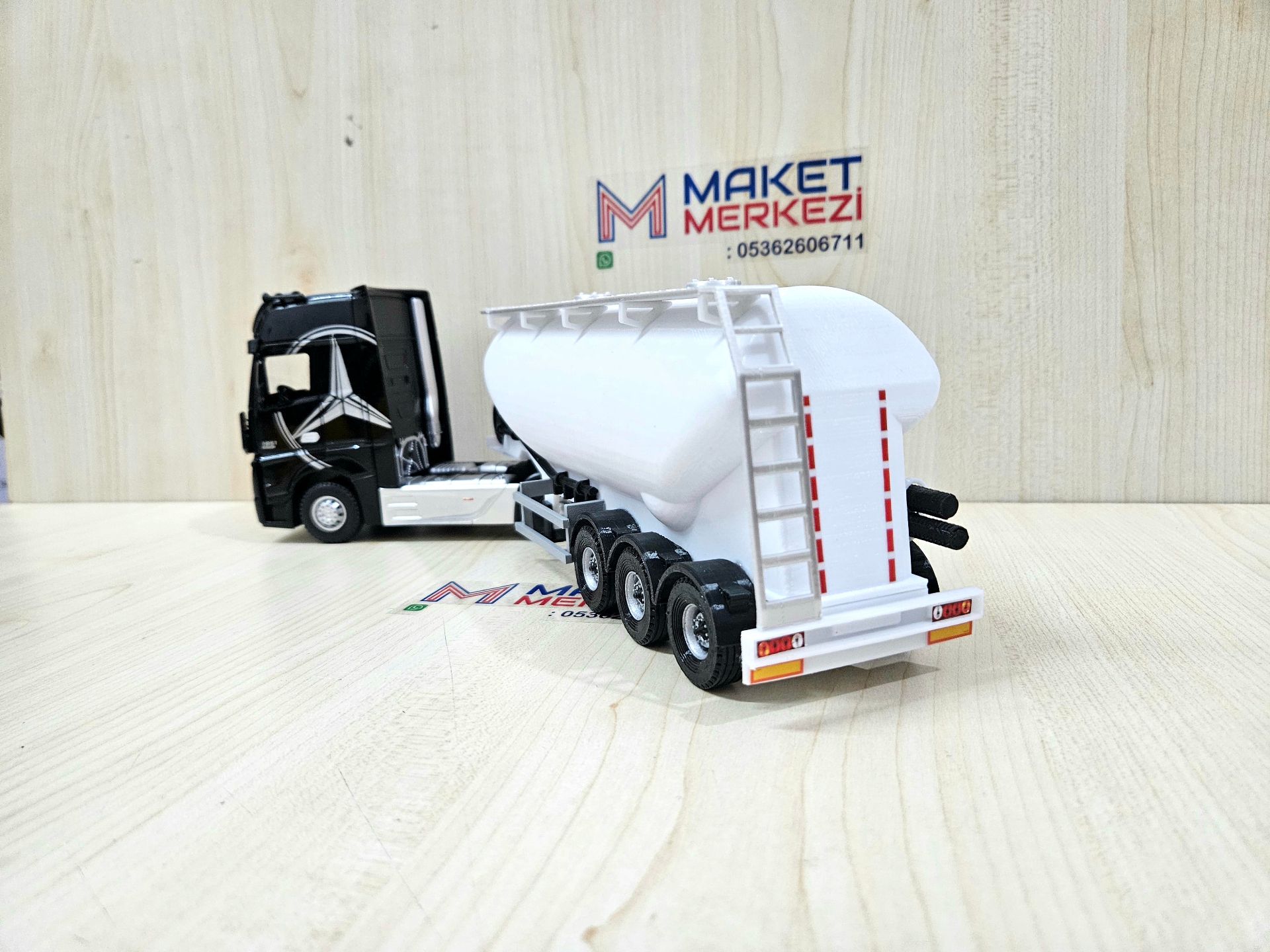 1/36 SİYAH MERCEDES ACTROS 1851 W TİPİ DÜZ SİLOBAS TIR MAKETİ
