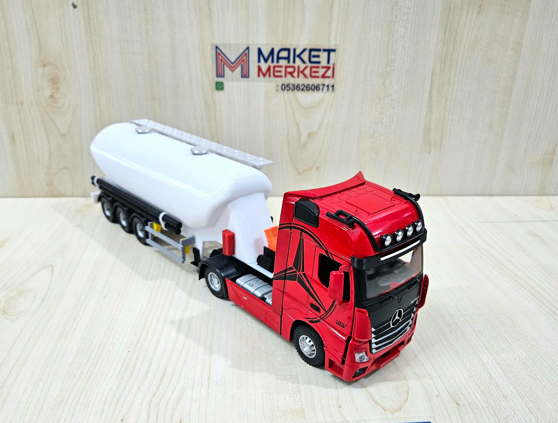 1/36 KIRMIZI MERCEDES ACTROS 1851 W TİPİ DÜZ SİLOBAS TIR MAKETİ