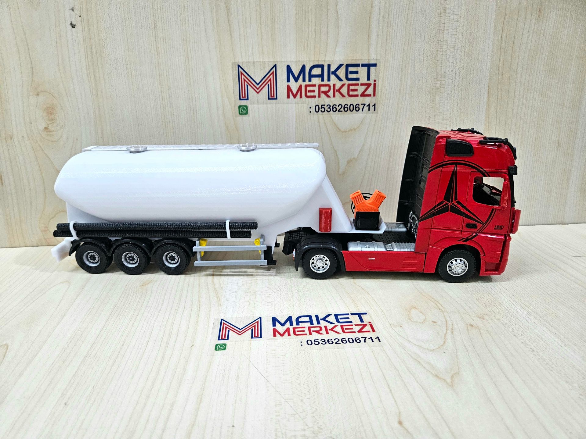 1/36 KIRMIZI MERCEDES ACTROS 1851 W TİPİ DÜZ SİLOBAS TIR MAKETİ