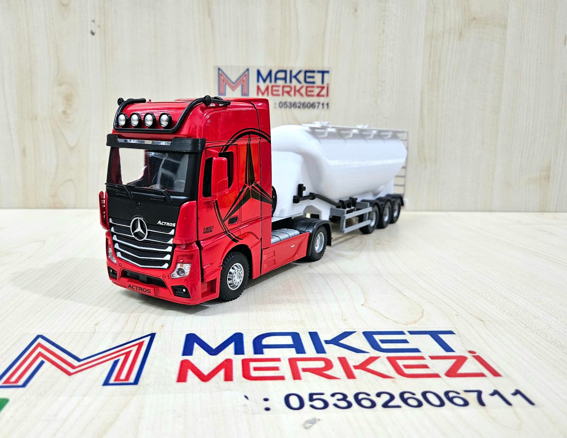 1/36 KIRMIZI MERCEDES ACTROS 1851 W TİPİ DÜZ SİLOBAS TIR MAKETİ