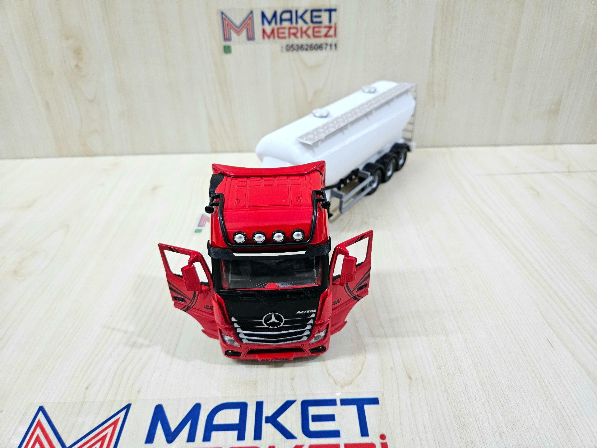 1/36 KIRMIZI MERCEDES ACTROS 1851 W TİPİ DÜZ SİLOBAS TIR MAKETİ