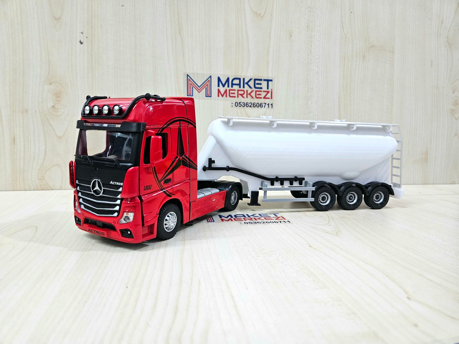 1/36 KIRMIZI MERCEDES ACTROS 1851 W TİPİ DÜZ SİLOBAS TIR MAKETİ