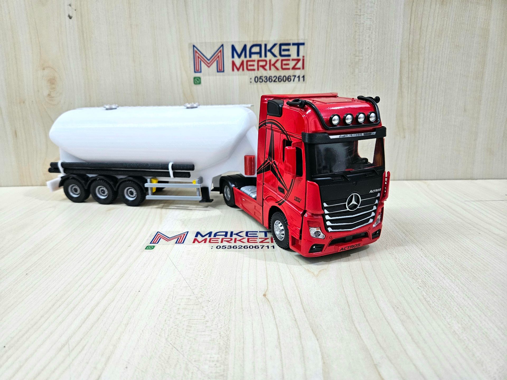 1/36 KIRMIZI MERCEDES ACTROS 1851 W TİPİ DÜZ SİLOBAS TIR MAKETİ