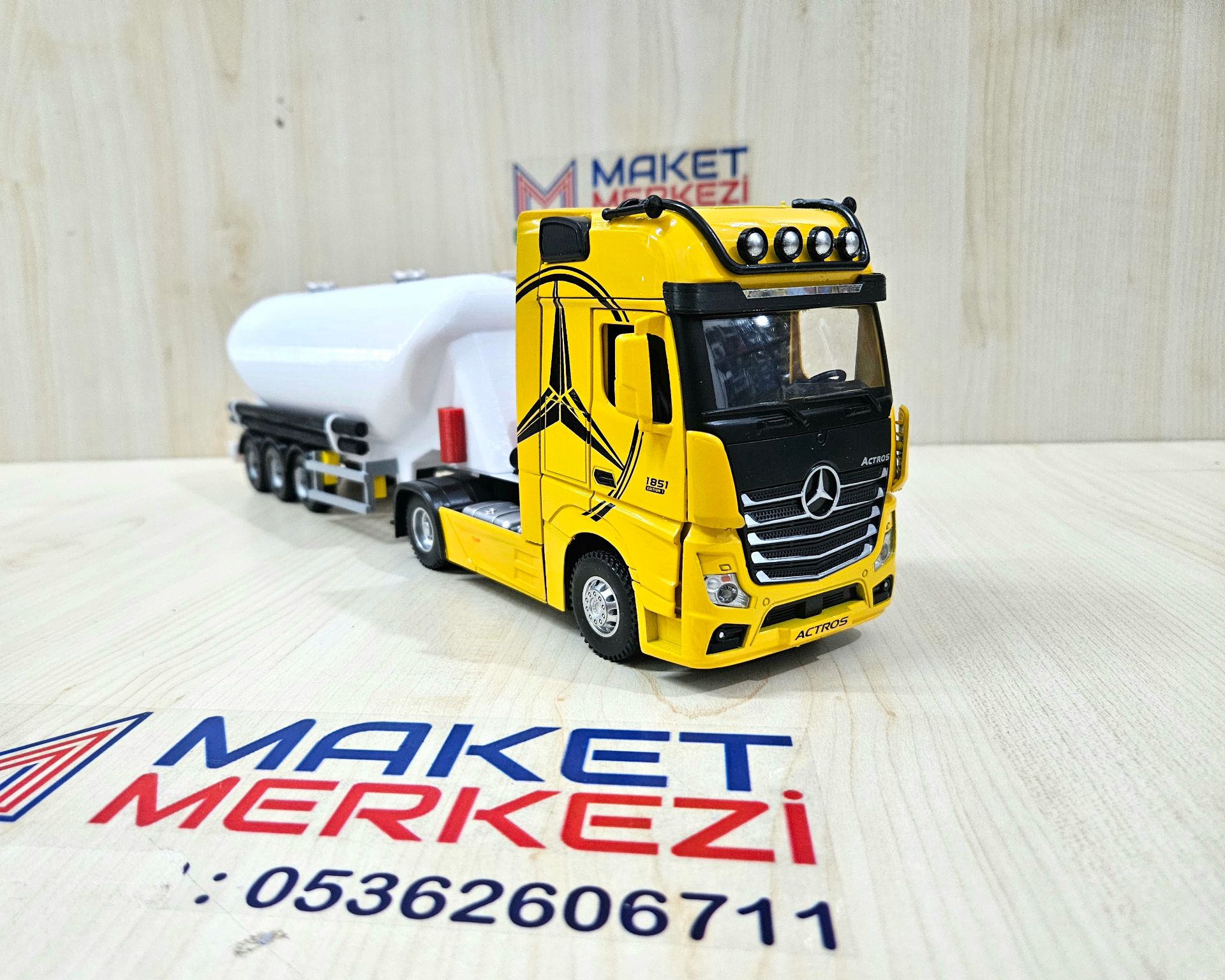 1/36 SARI MERCEDES ACTROS 1851 W TİPİ DÜZ SİLOBAS TIR MAKETİ