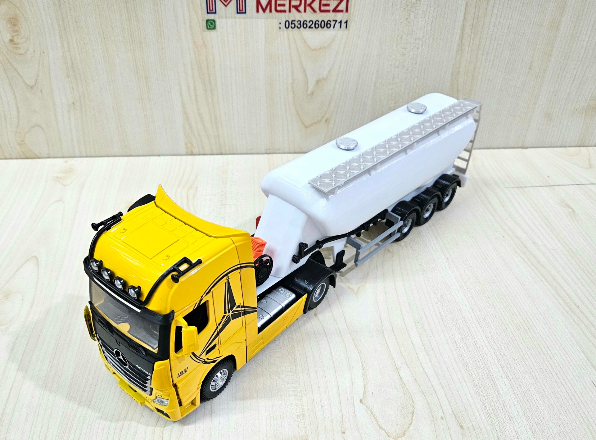 1/36 SARI MERCEDES ACTROS 1851 W TİPİ DÜZ SİLOBAS TIR MAKETİ