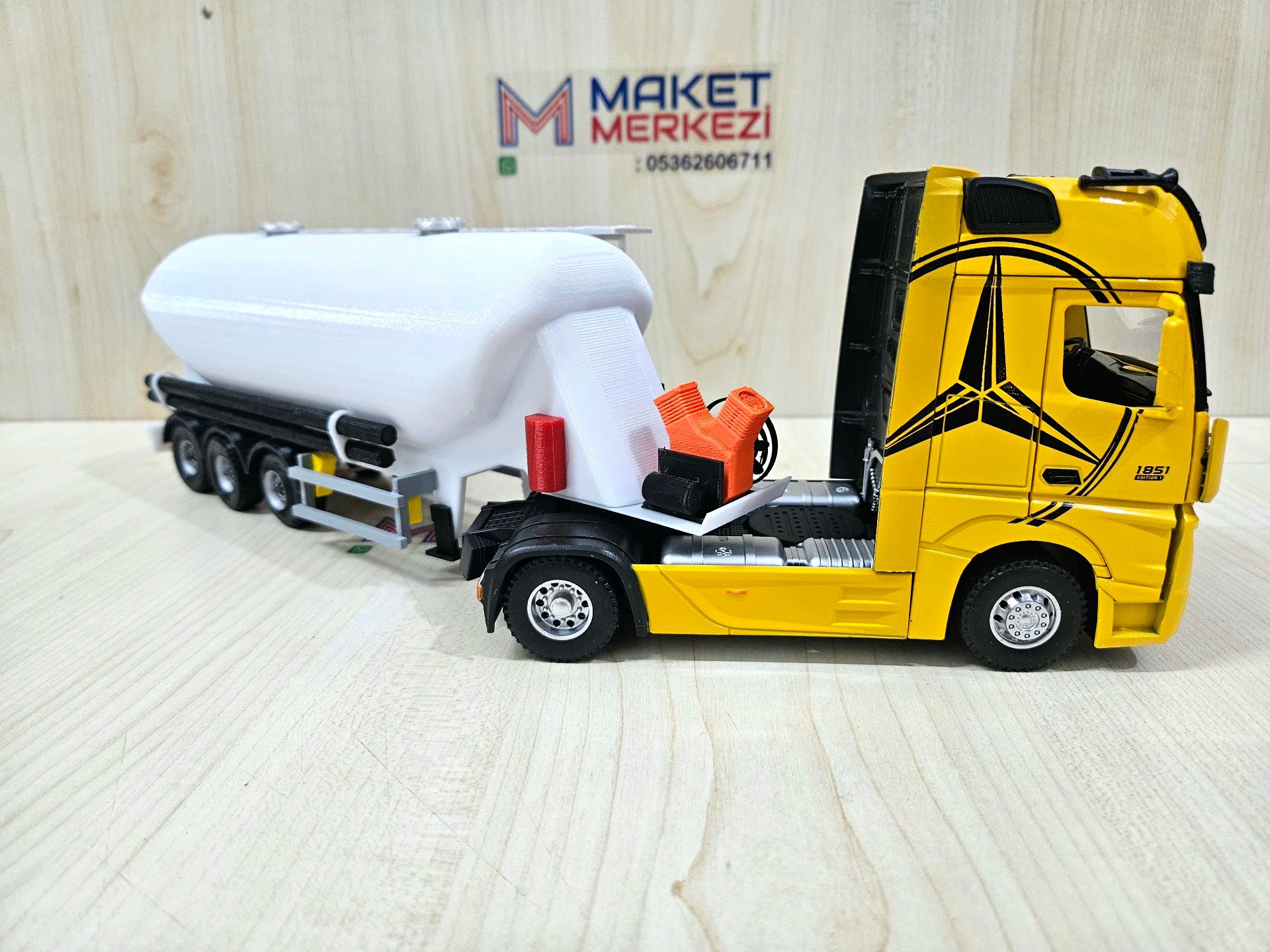 1/36 SARI MERCEDES ACTROS 1851 W TİPİ DÜZ SİLOBAS TIR MAKETİ