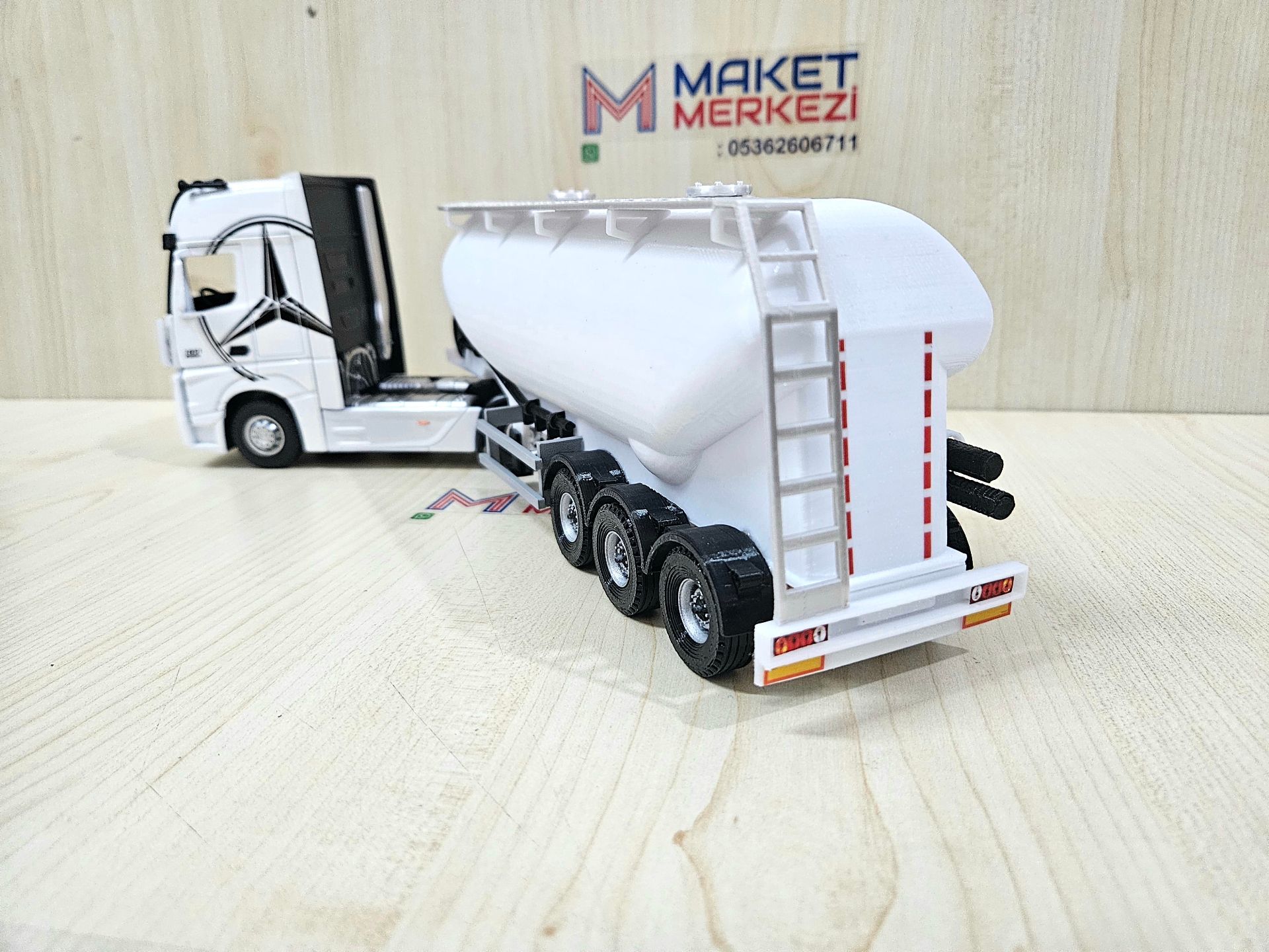 1/36 BEYAZ MERCEDES ACTROS 1851 W TİPİ DÜZ SİLOBAS TIR MAKETİ
