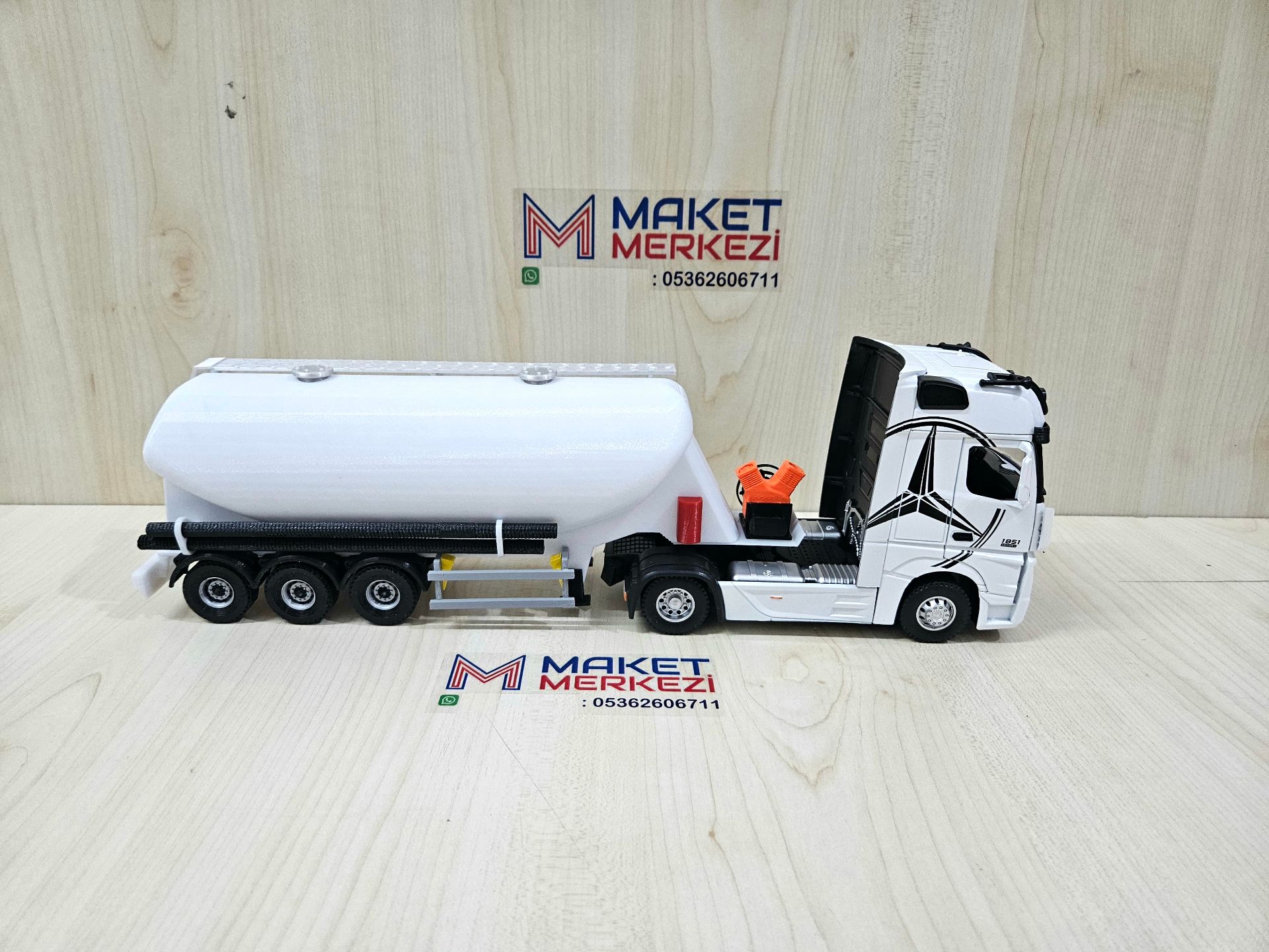 1/36 BEYAZ MERCEDES ACTROS 1851 W TİPİ DÜZ SİLOBAS TIR MAKETİ
