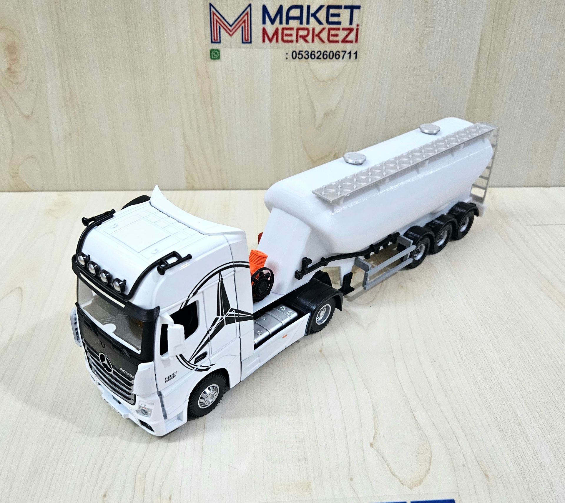1/36 BEYAZ MERCEDES ACTROS 1851 W TİPİ DÜZ SİLOBAS TIR MAKETİ