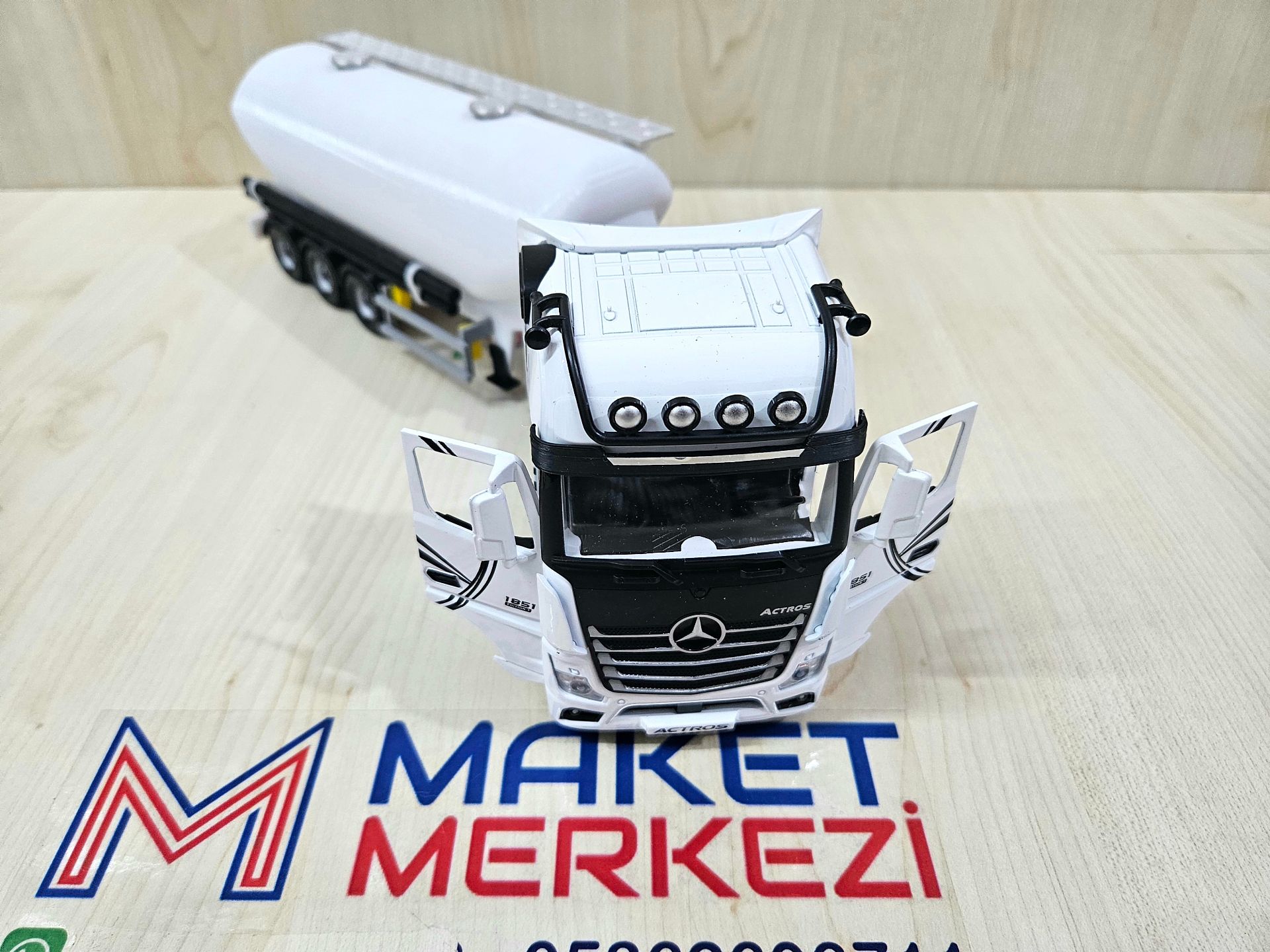 1/36 BEYAZ MERCEDES ACTROS 1851 W TİPİ DÜZ SİLOBAS TIR MAKETİ