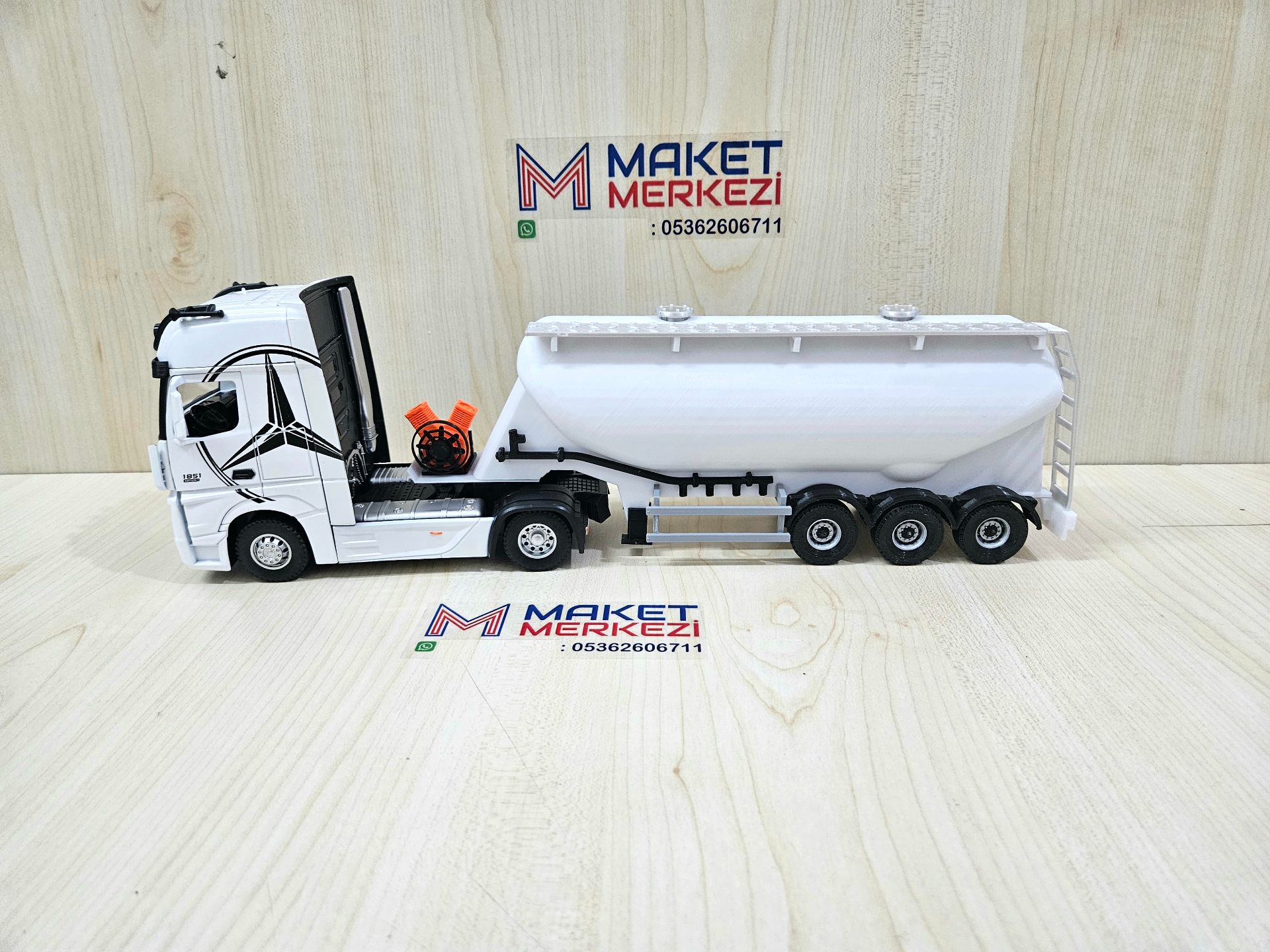 1/36 BEYAZ MERCEDES ACTROS 1851 W TİPİ DÜZ SİLOBAS TIR MAKETİ
