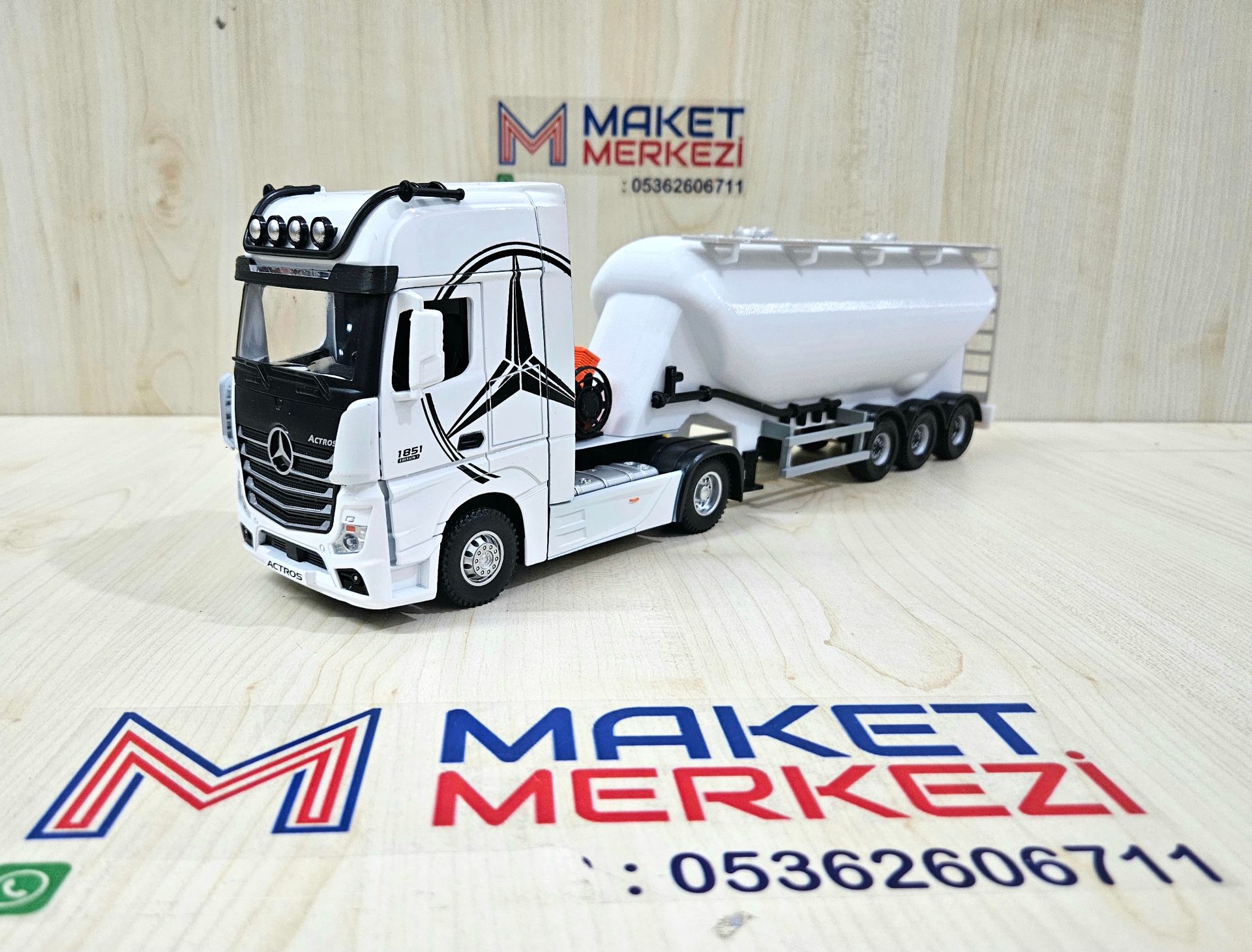 1/36 BEYAZ MERCEDES ACTROS 1851 W TİPİ DÜZ SİLOBAS TIR MAKETİ