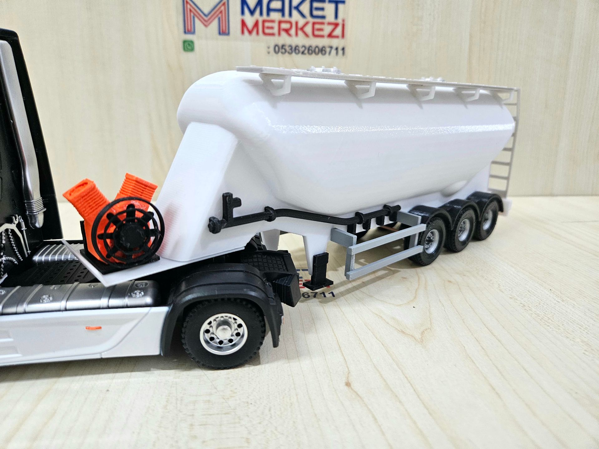1/36 BEYAZ MERCEDES ACTROS 1851 W TİPİ DÜZ SİLOBAS TIR MAKETİ