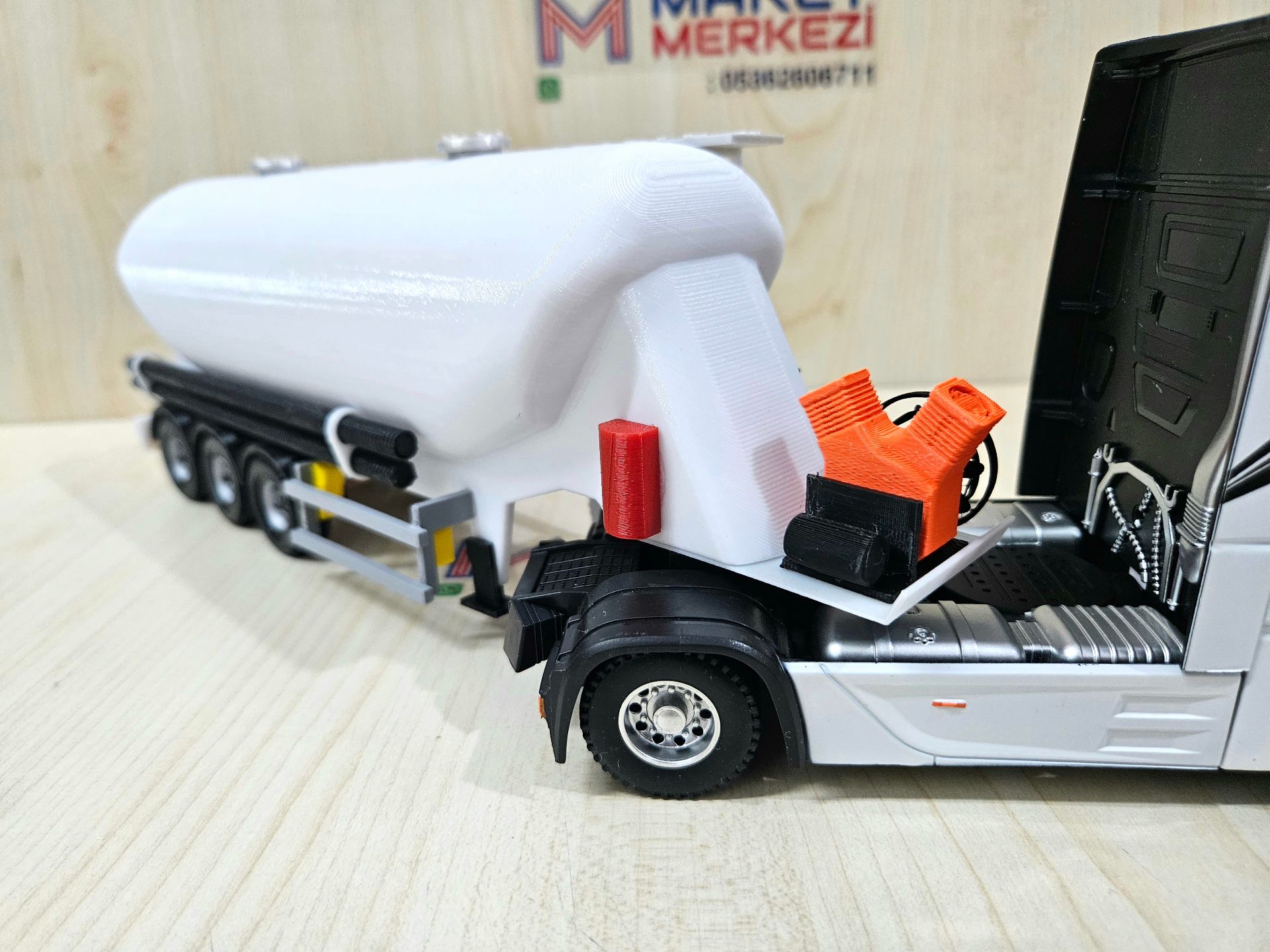 1/36 BEYAZ MERCEDES ACTROS 1851 W TİPİ DÜZ SİLOBAS TIR MAKETİ